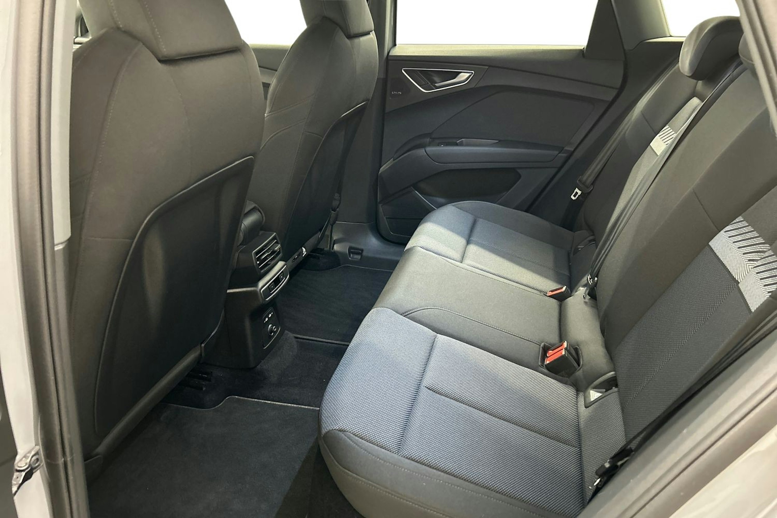 harmaa Audi Q4 e-tron 2022 kuva 10.