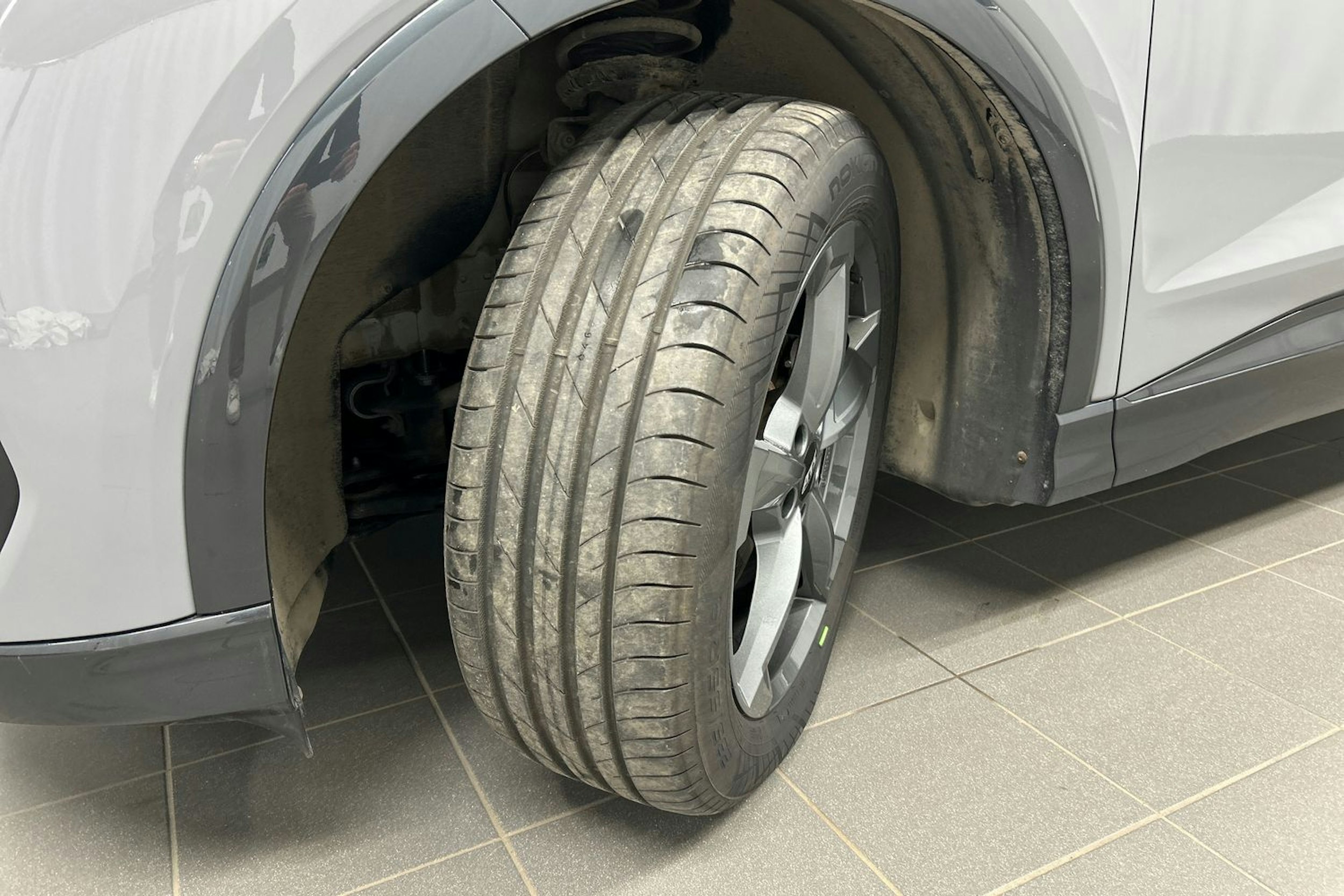 harmaa Audi Q4 e-tron 2022 kuva 13.