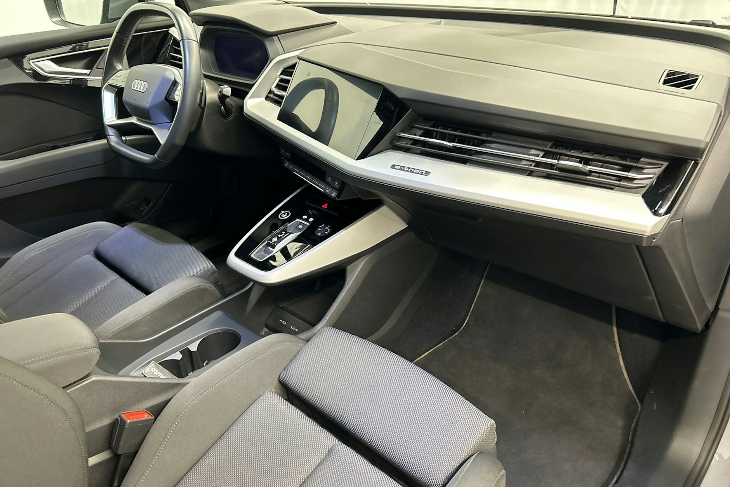 harmaa Audi Q4 e-tron 2022 kuva 15.