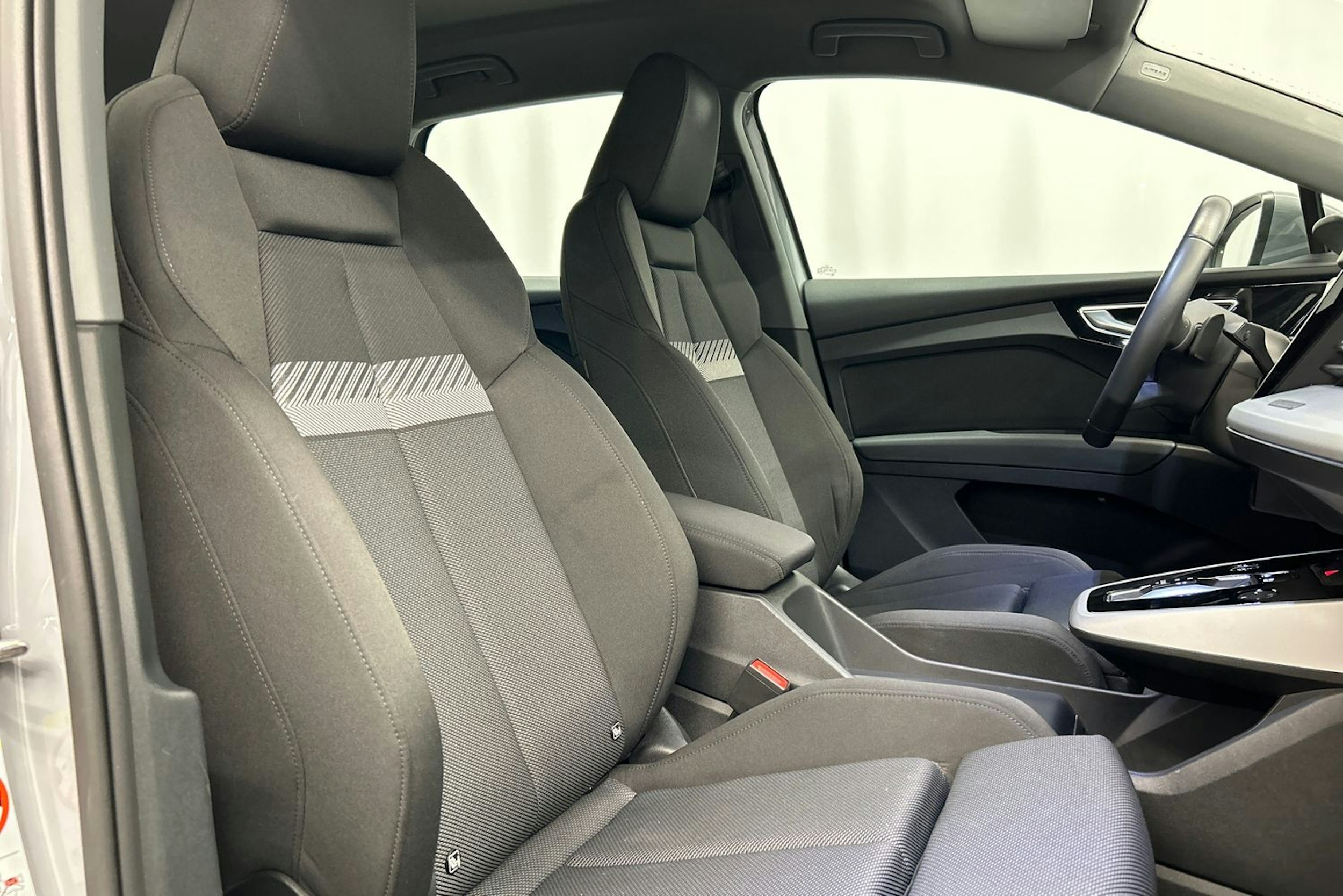 harmaa Audi Q4 e-tron 2022 kuva 16.