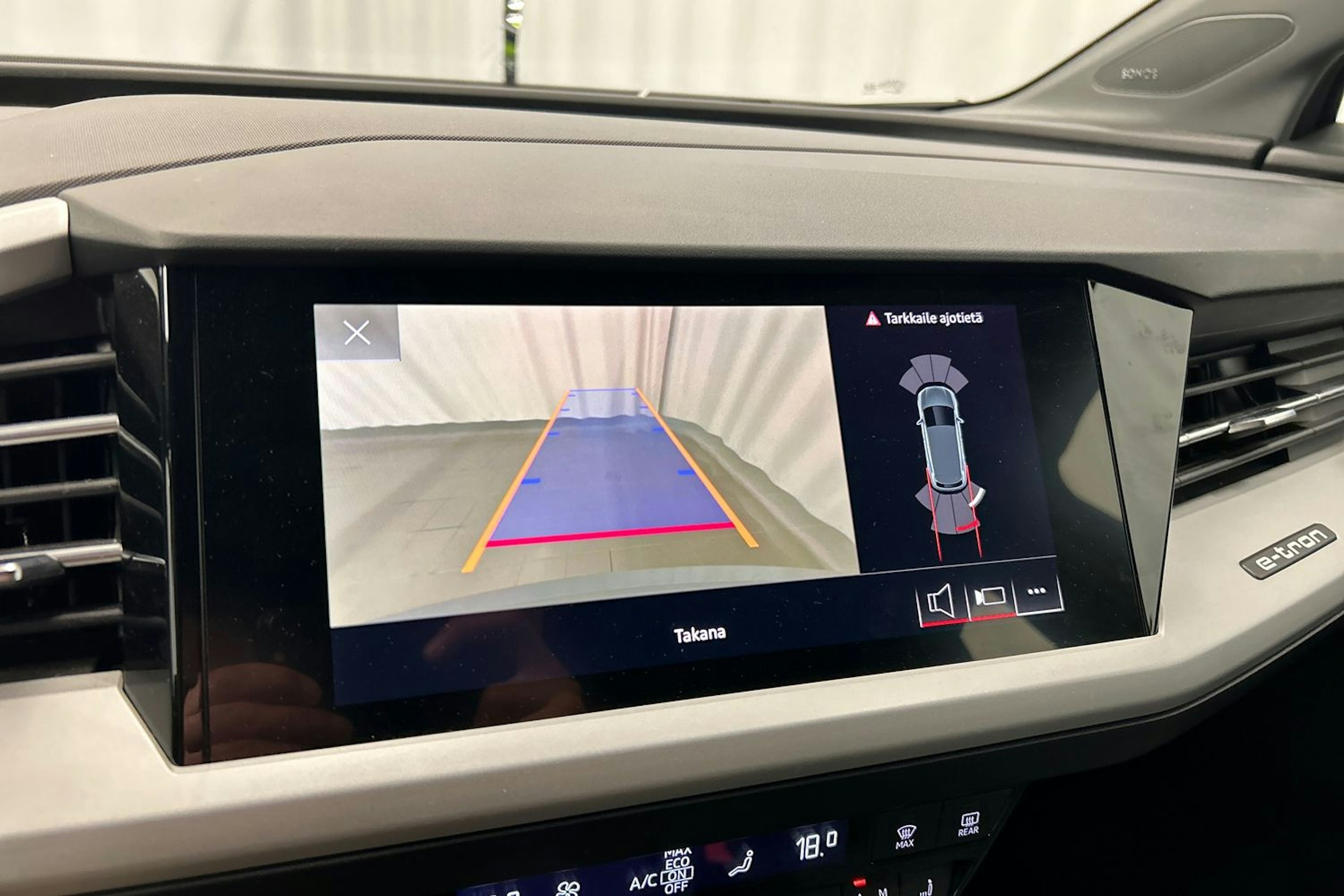 harmaa Audi Q4 e-tron 2022 kuva 26.