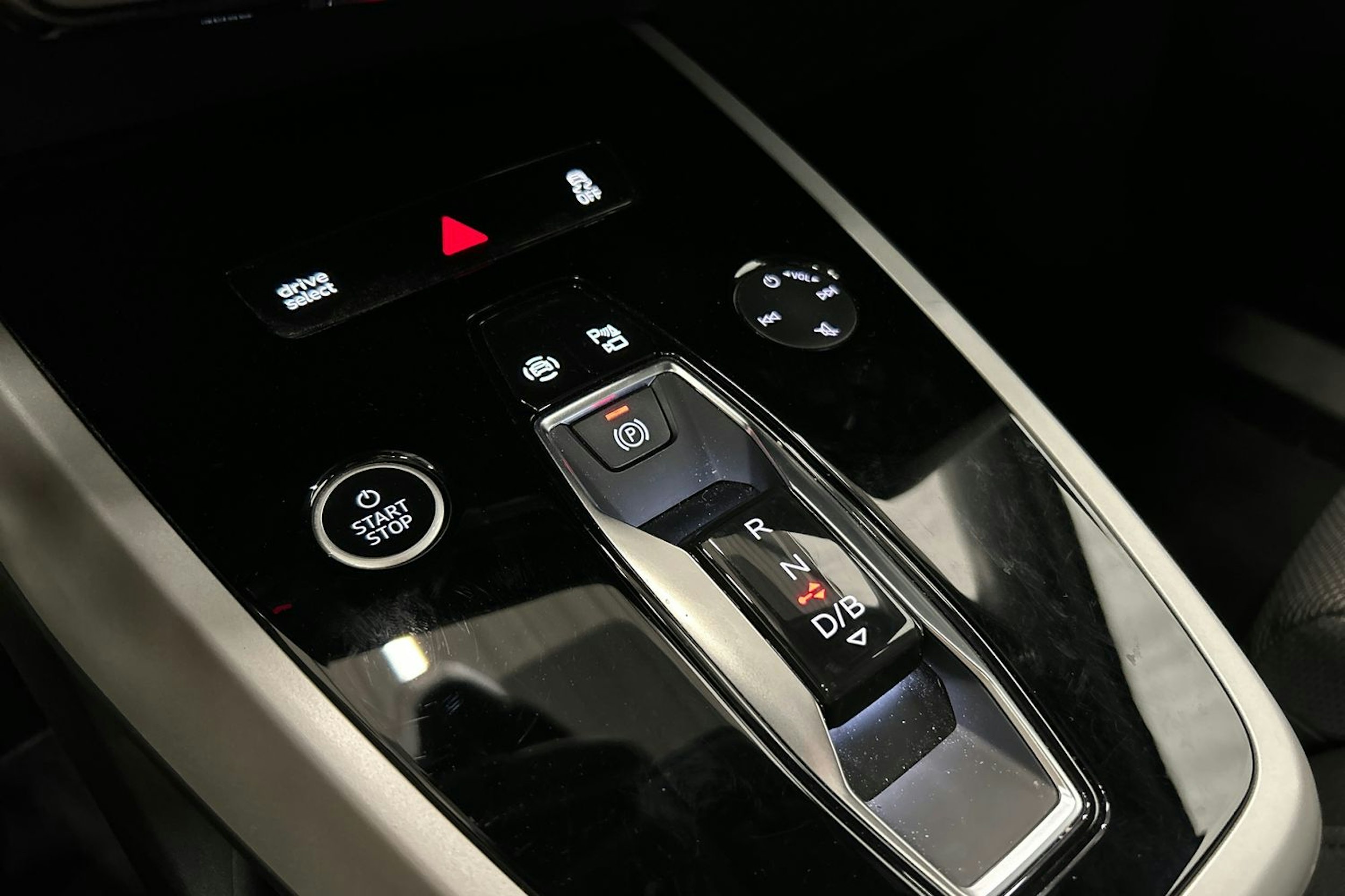 harmaa Audi Q4 e-tron 2022 kuva 29.