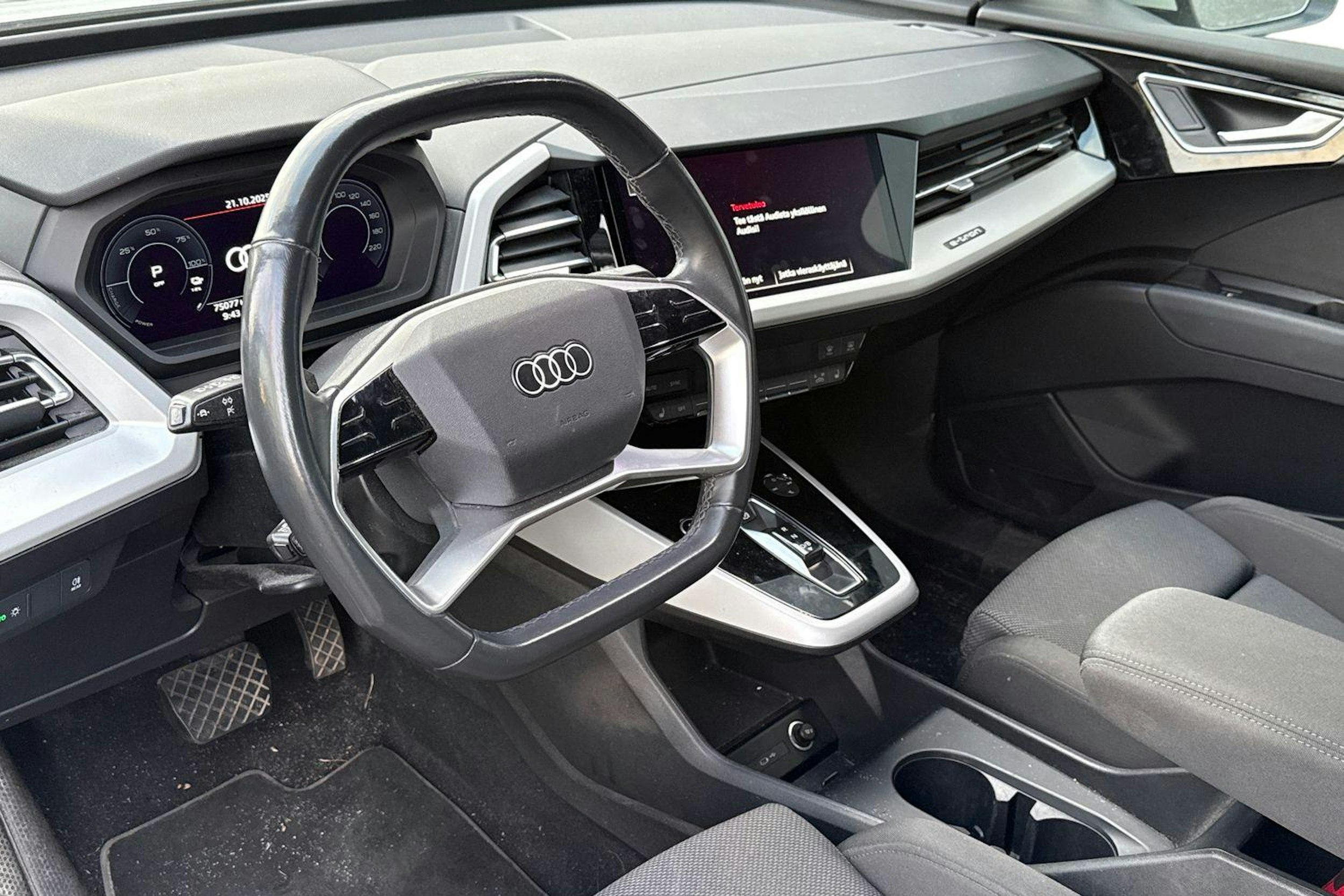 met. valkoinen Audi Q4 e-tron 2022 kuva 3.