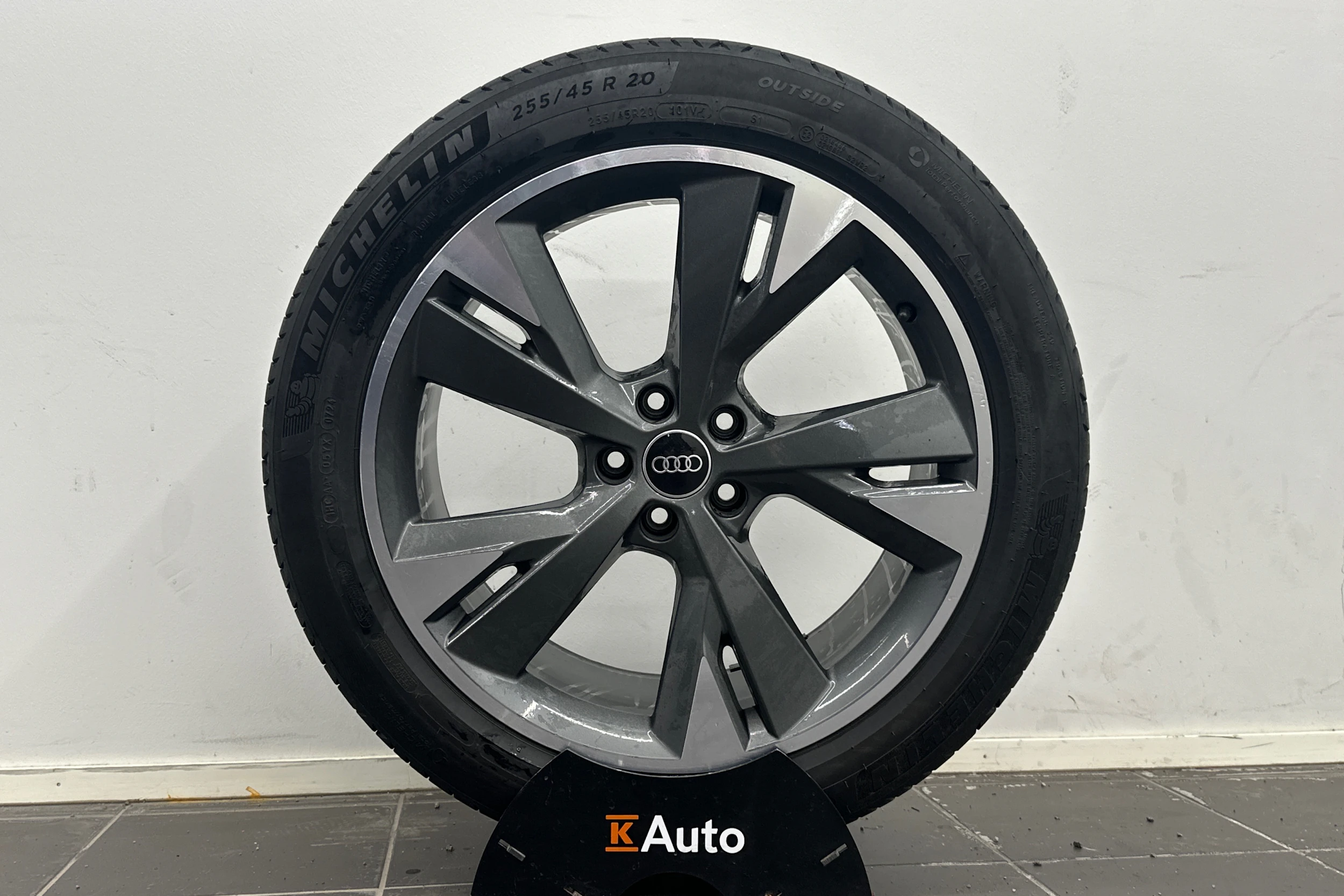 Harmaa Audi Q4 e-tron 2022 kuva 13.