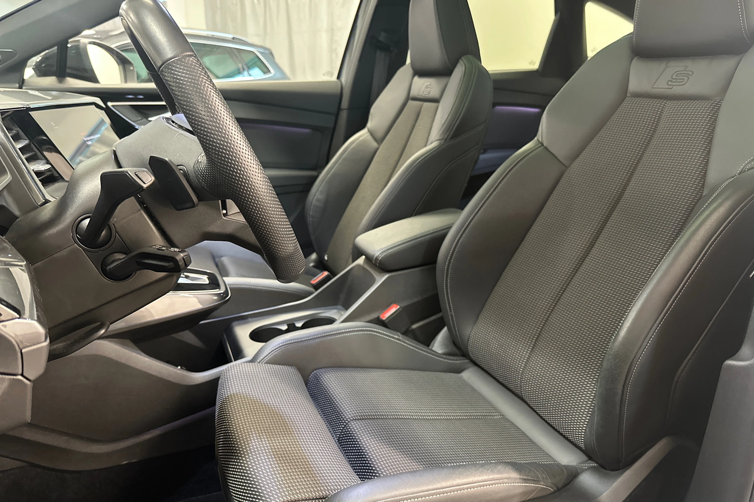 Harmaa Audi Q4 e-tron 2022 kuva 14.