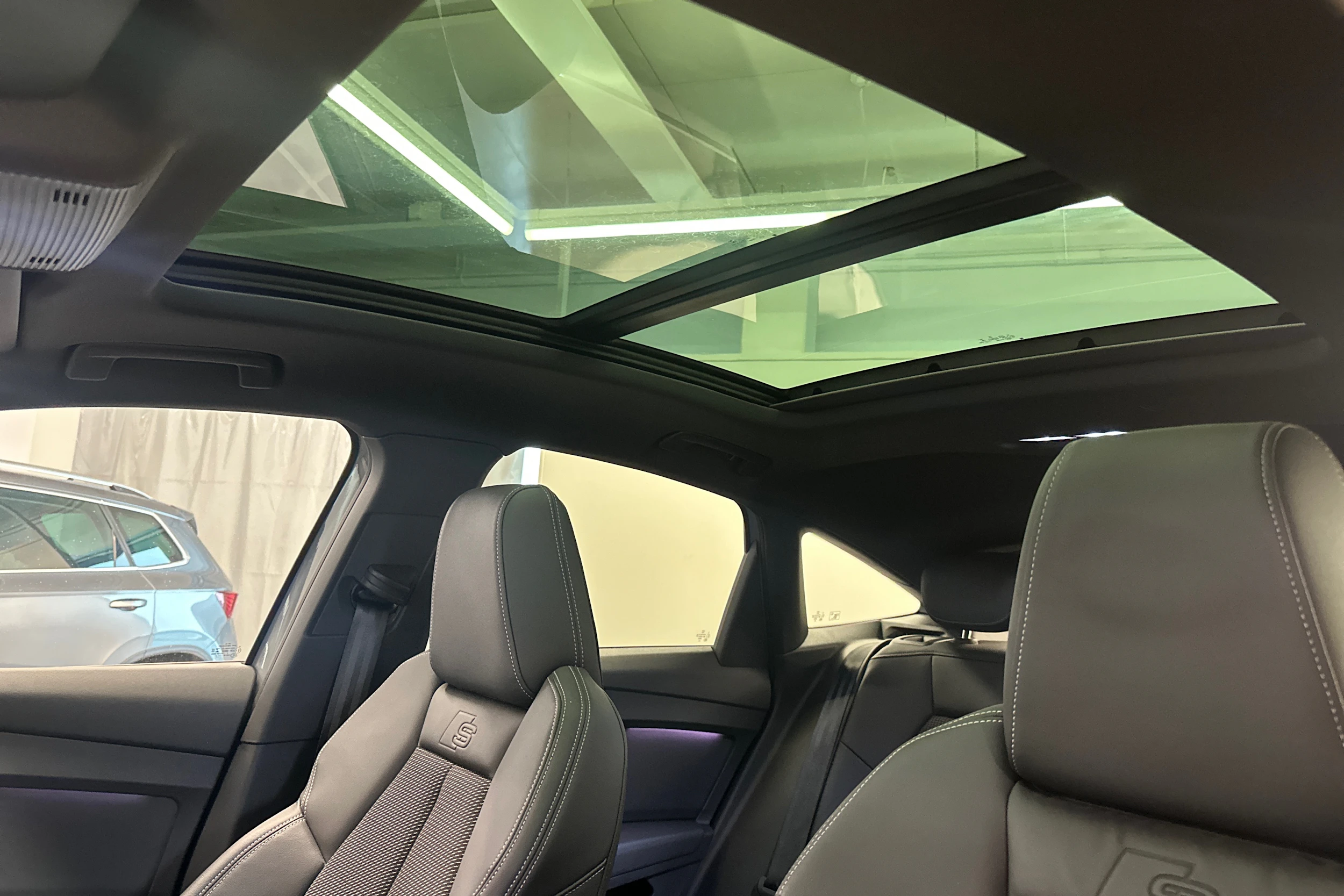 Harmaa Audi Q4 e-tron 2022 kuva 15.