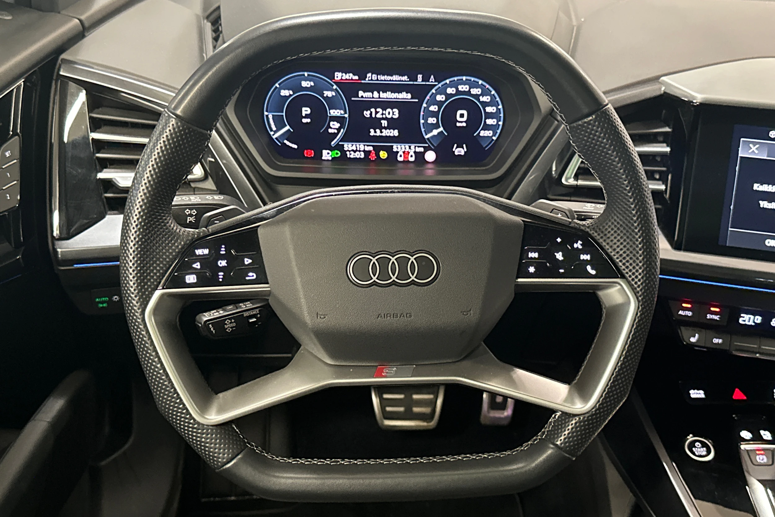 Harmaa Audi Q4 e-tron 2022 kuva 16.