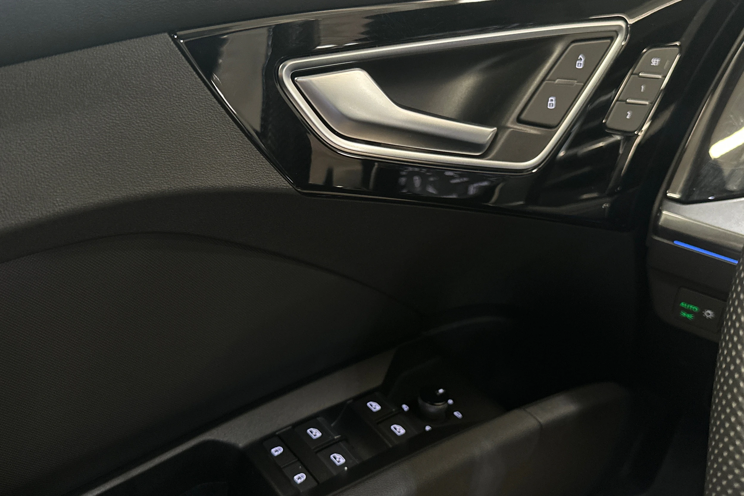 Harmaa Audi Q4 e-tron 2022 kuva 17.