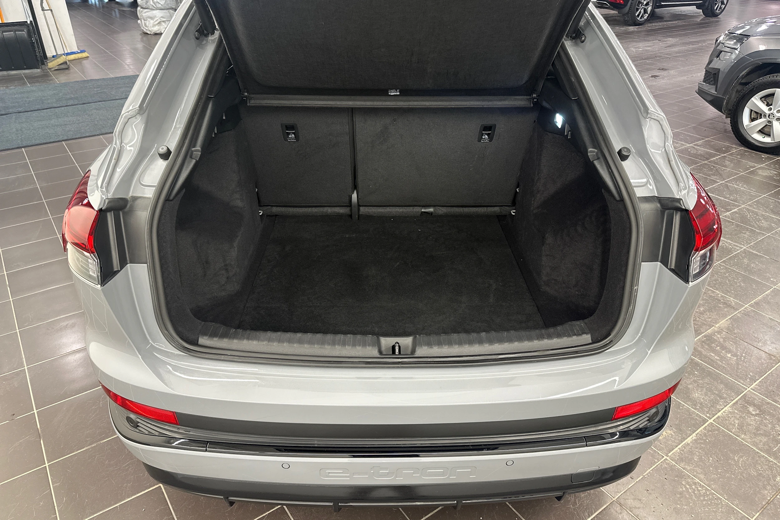 Harmaa Audi Q4 e-tron 2022 kuva 24.