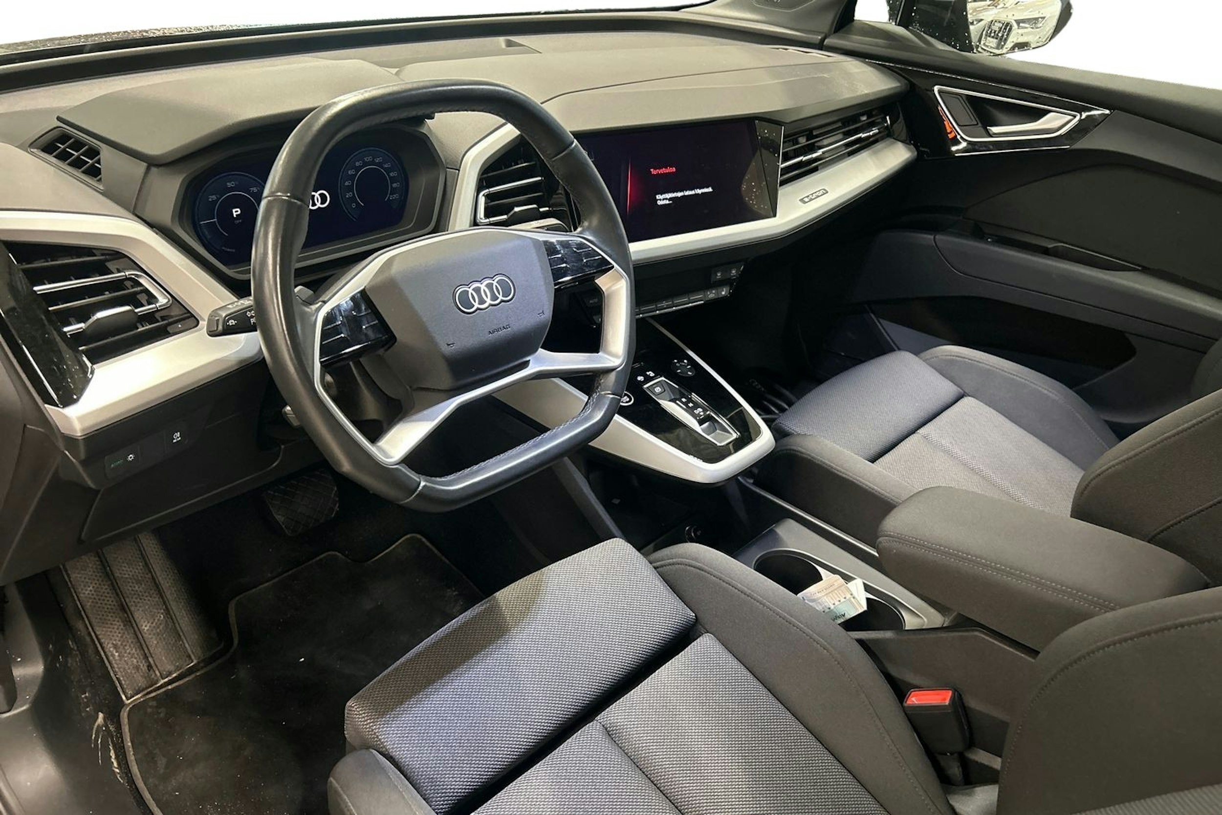 musta Audi Q4 e-tron 2022 kuva 3.
