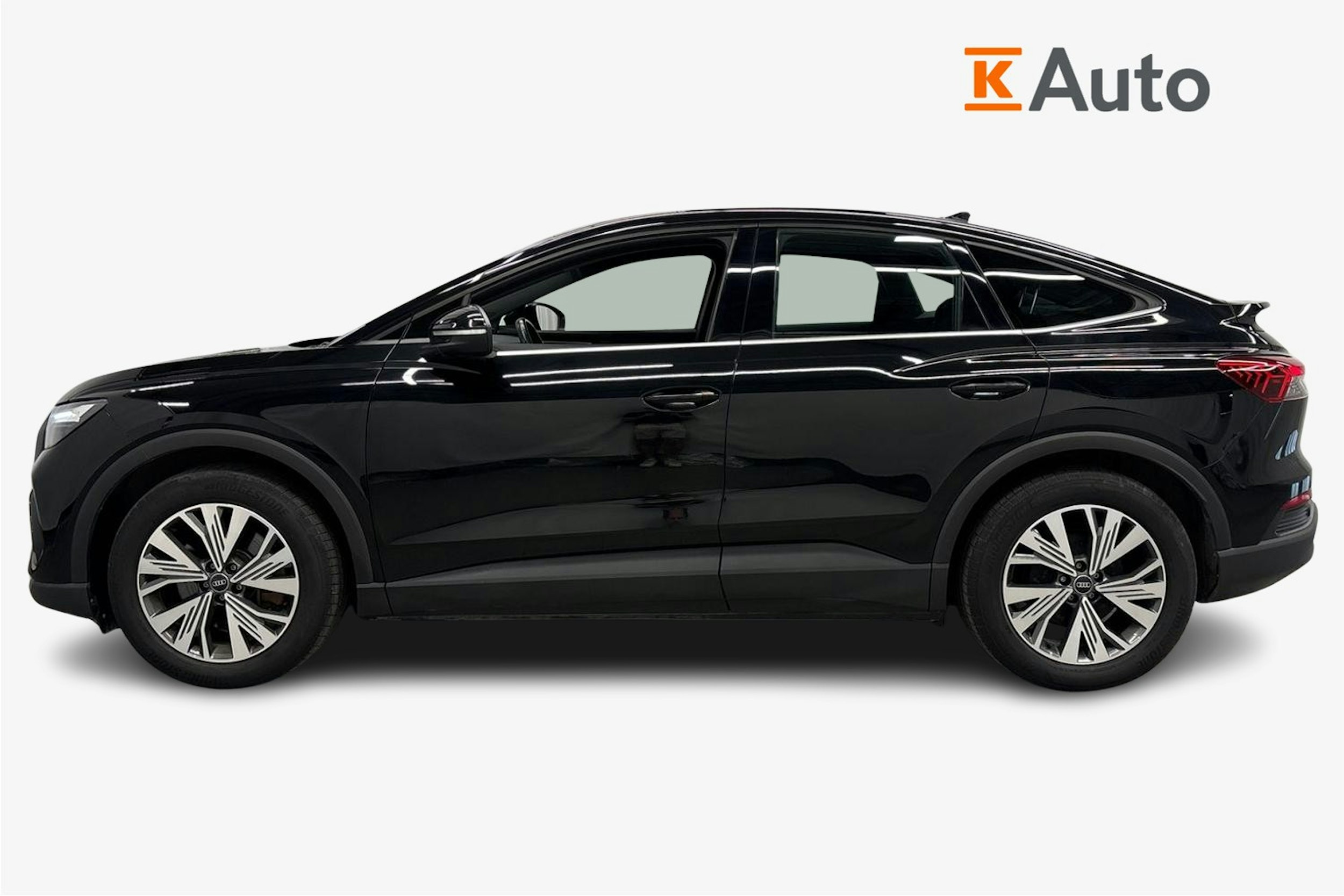 musta Audi Q4 e-tron 2022 kuva 6.