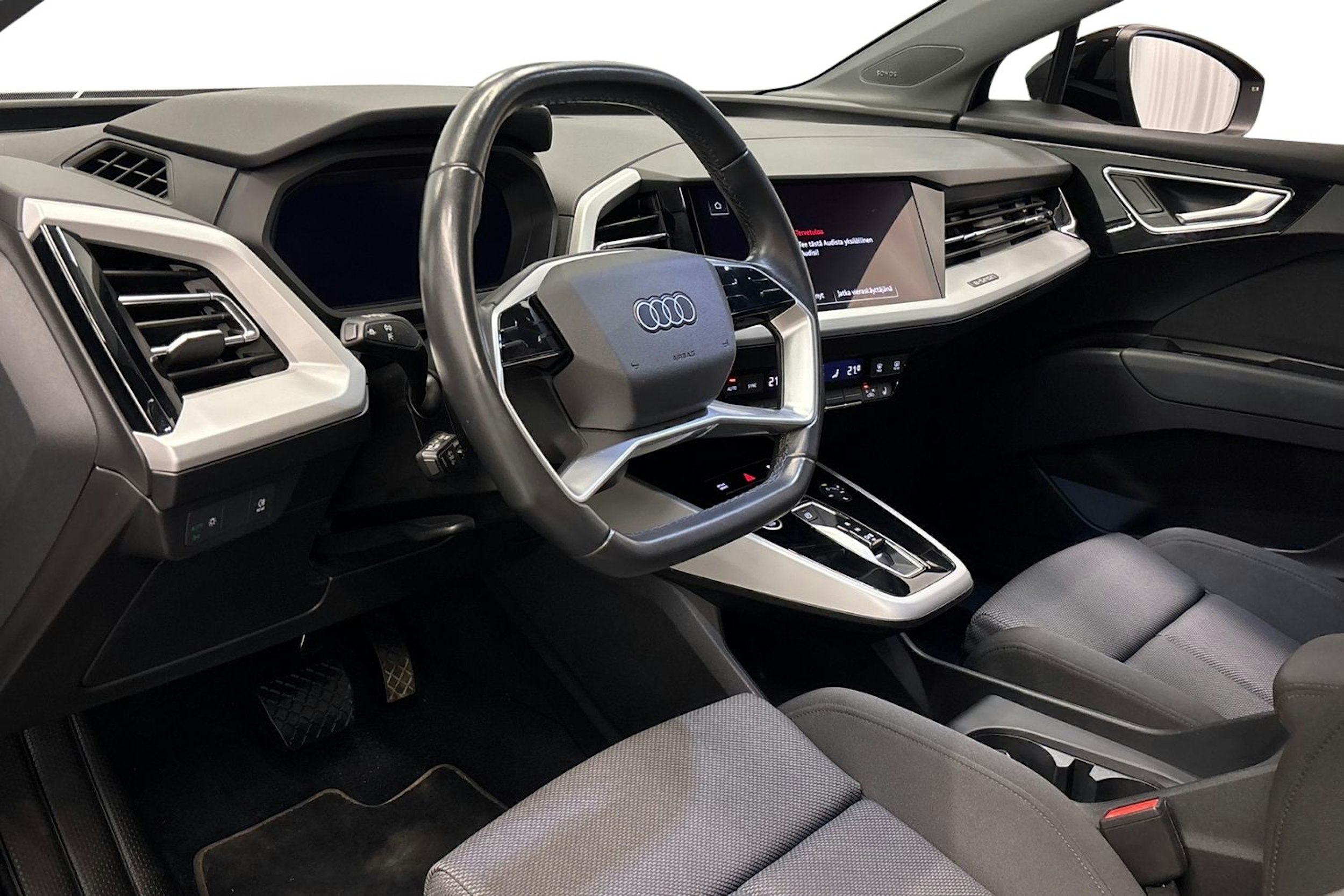 musta Audi Q4 e-tron 2022 kuva 7.