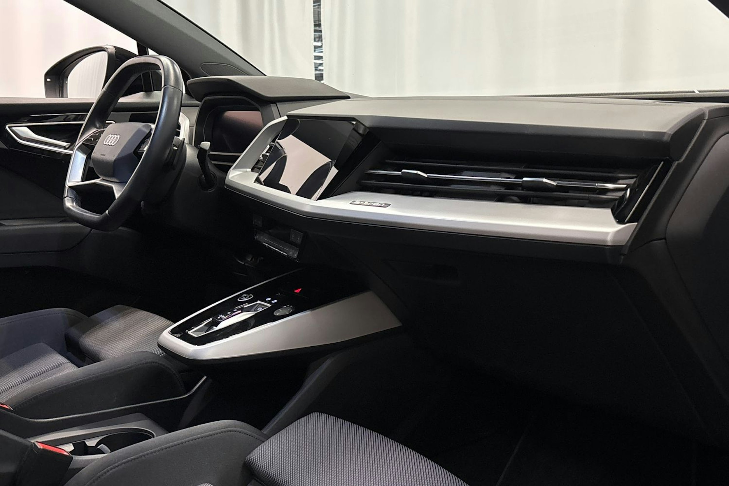 musta Audi Q4 e-tron 2022 kuva 14.