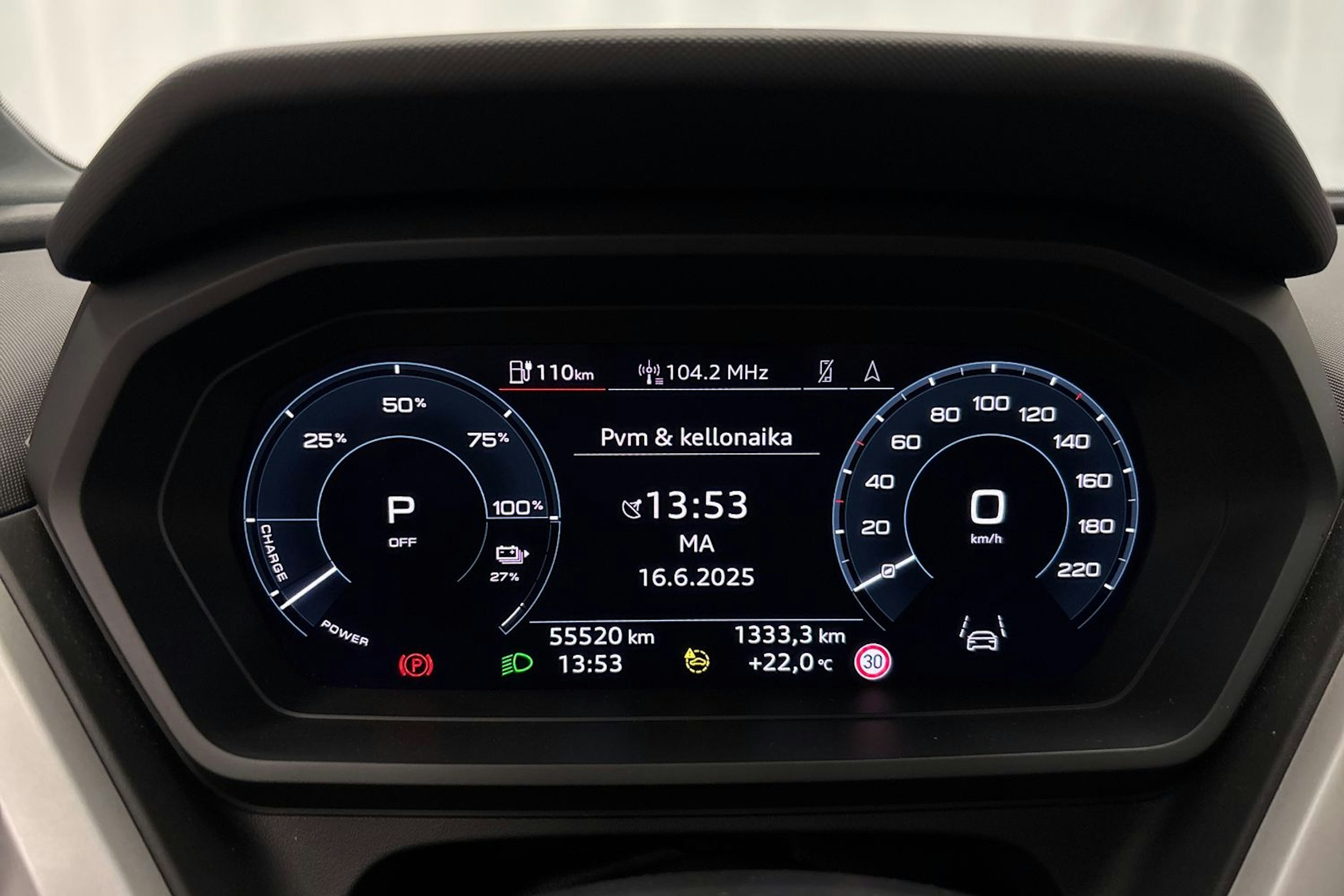 musta Audi Q4 e-tron 2022 kuva 18.