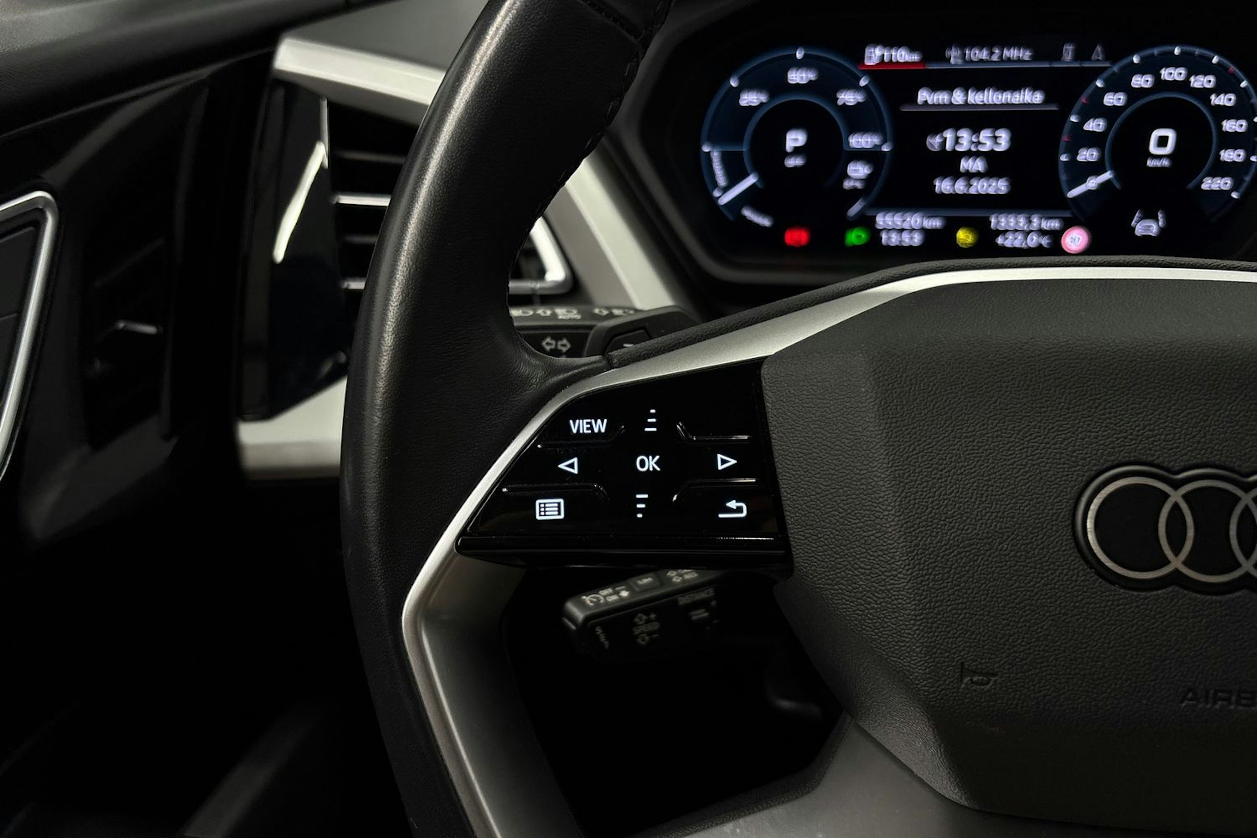 musta Audi Q4 e-tron 2022 kuva 20.
