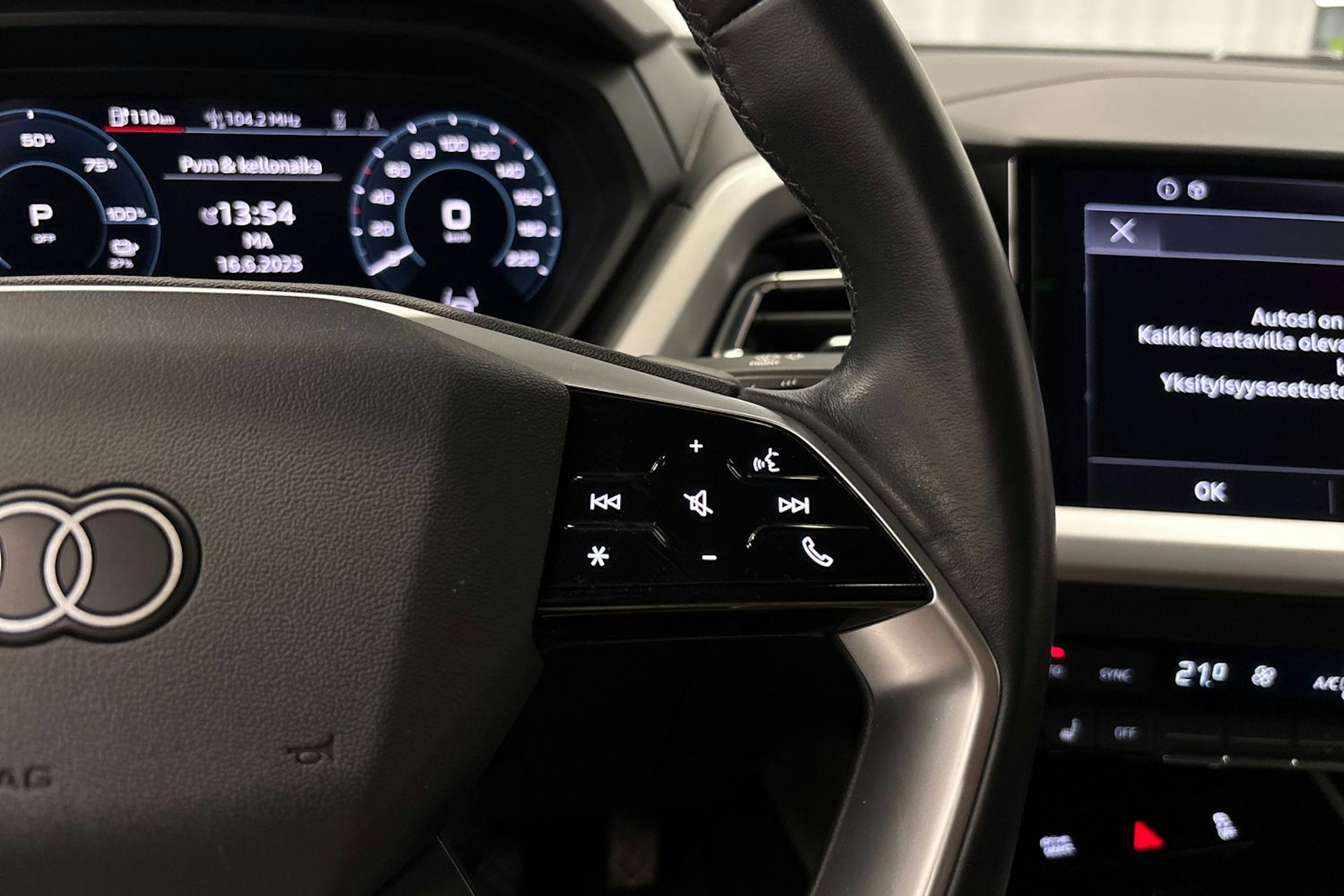 musta Audi Q4 e-tron 2022 kuva 21.