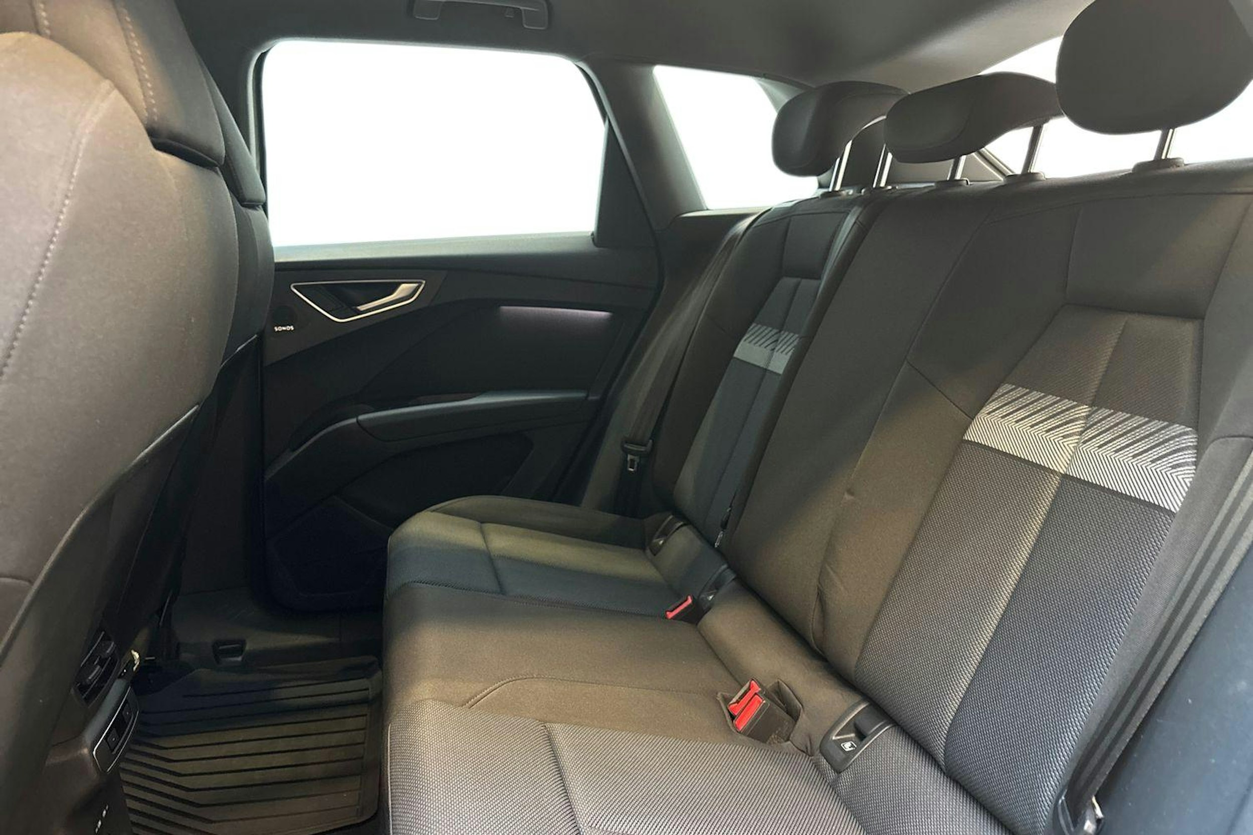 harmaa Audi Q4 e-tron 2022 kuva 10.