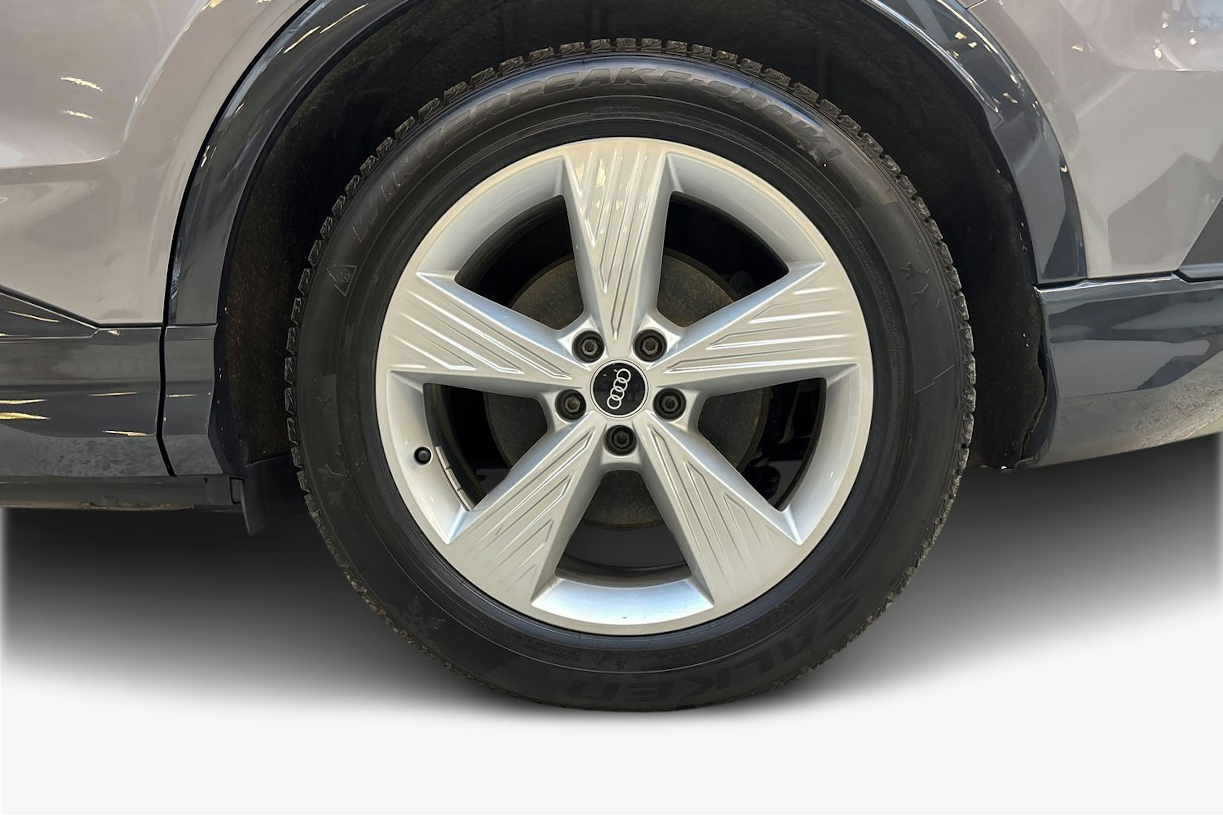 harmaa Audi Q4 e-tron 2022 kuva 11.