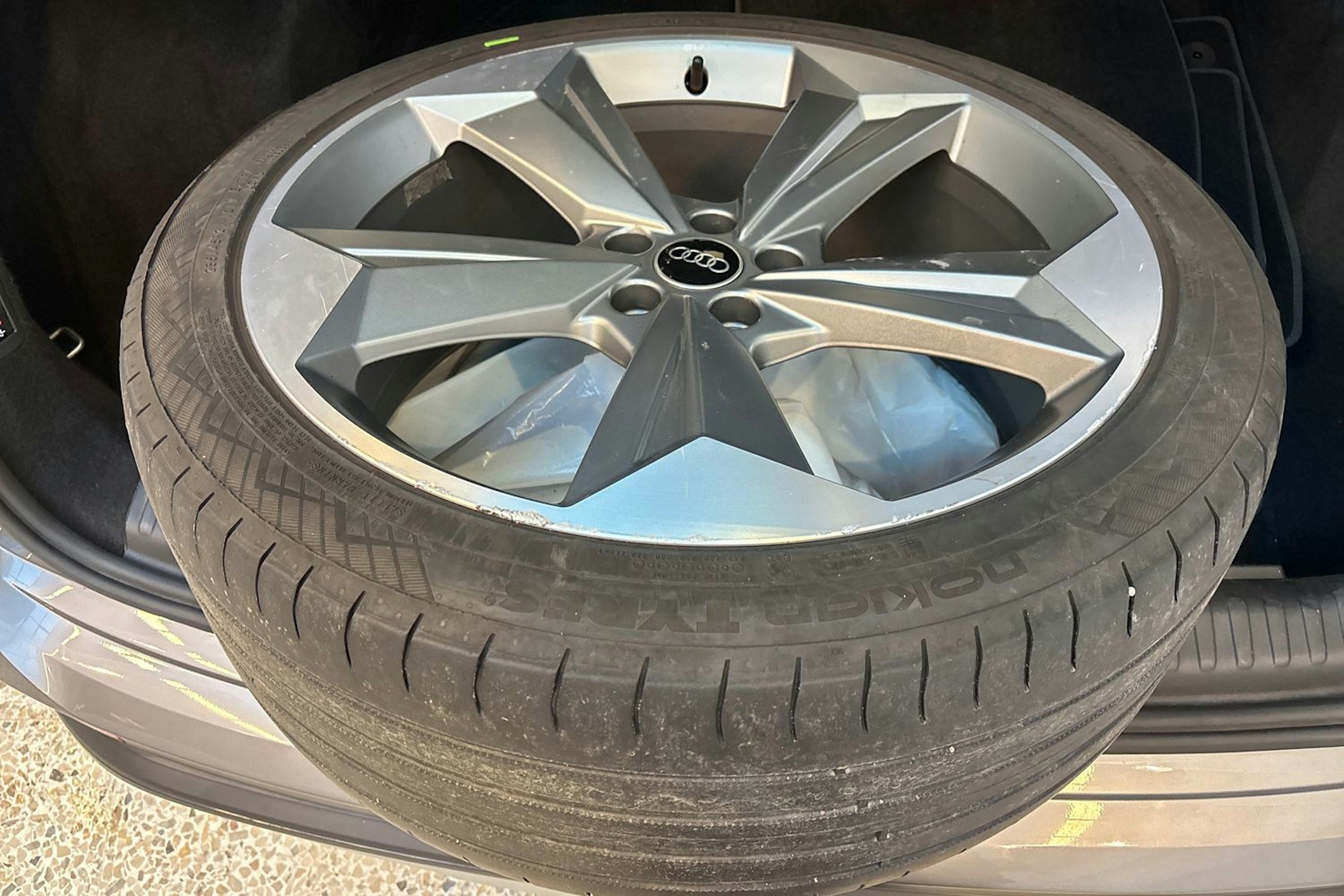 harmaa Audi Q4 e-tron 2022 kuva 14.