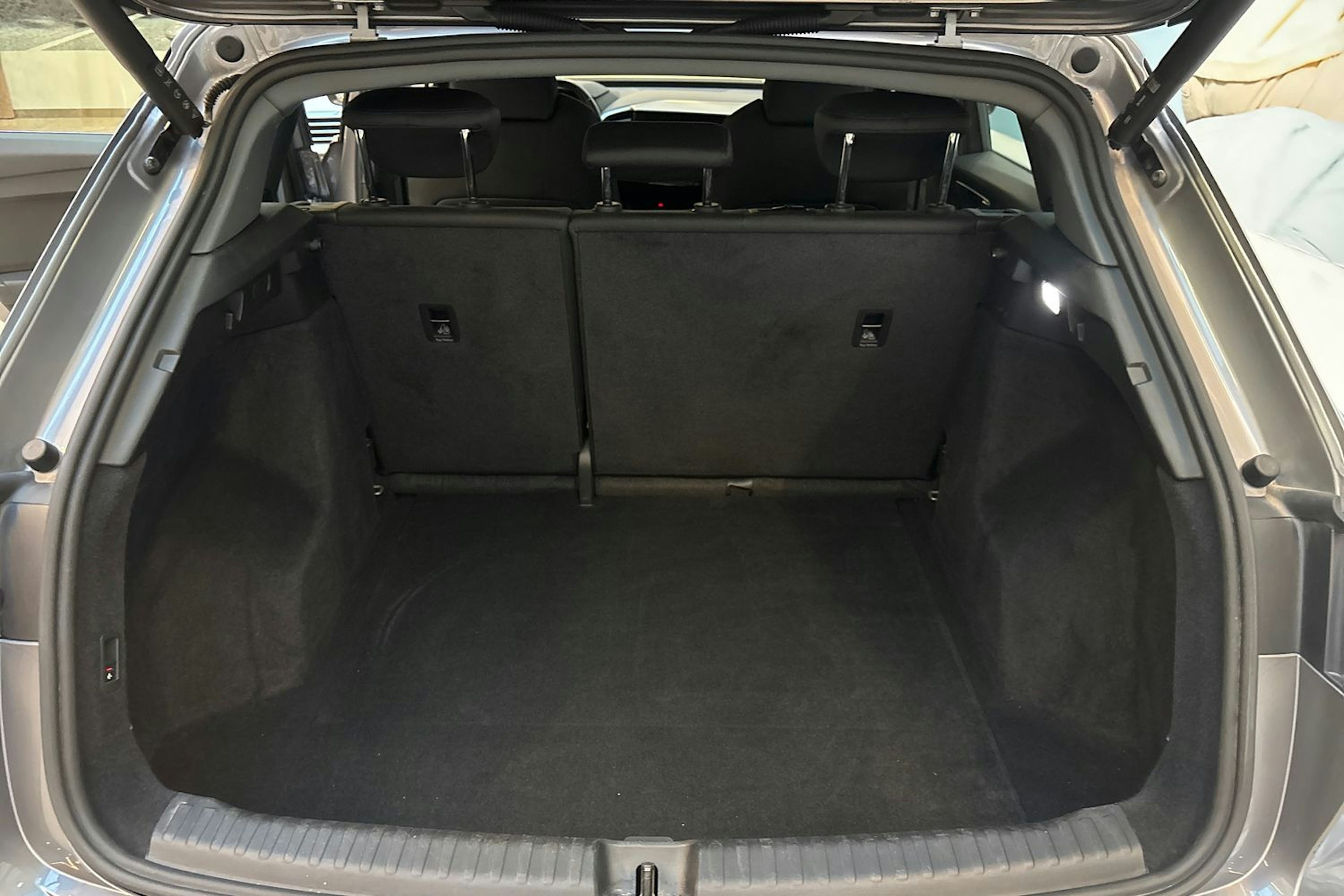 harmaa Audi Q4 e-tron 2022 kuva 16.