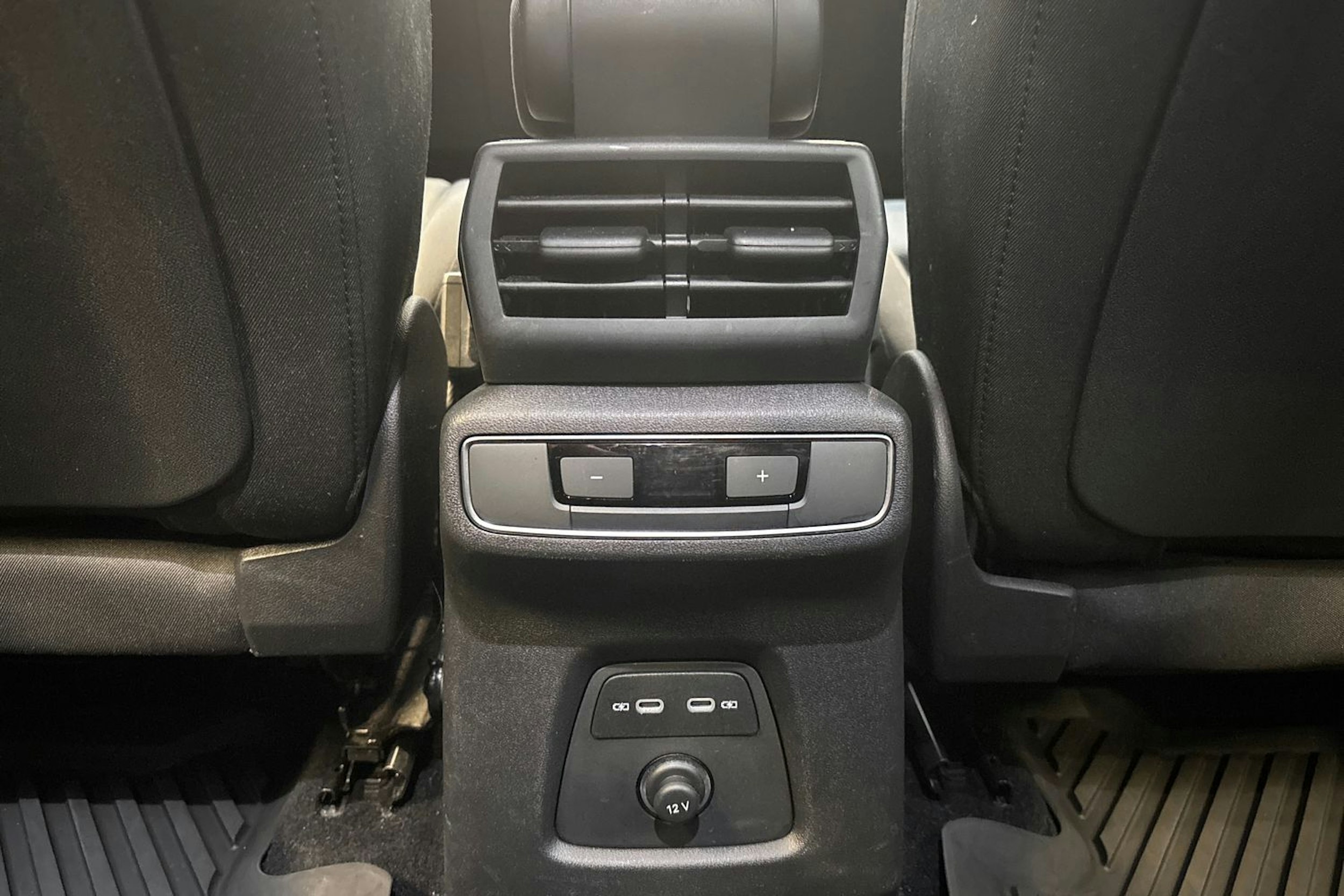 harmaa Audi Q4 e-tron 2022 kuva 17.