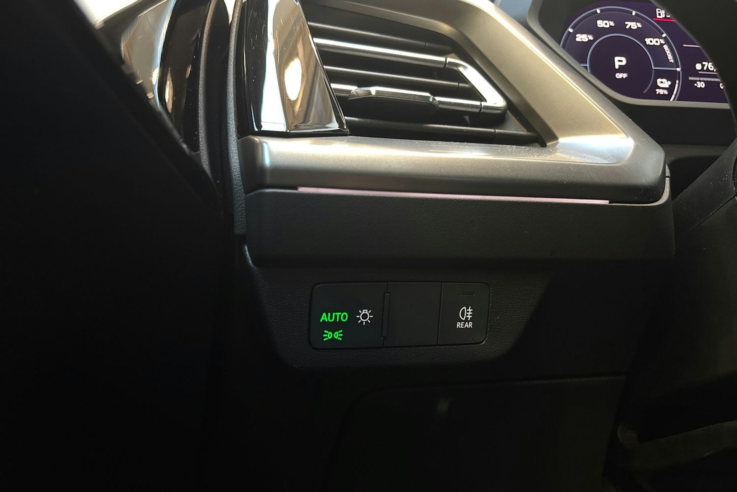 harmaa Audi Q4 e-tron 2022 kuva 19.