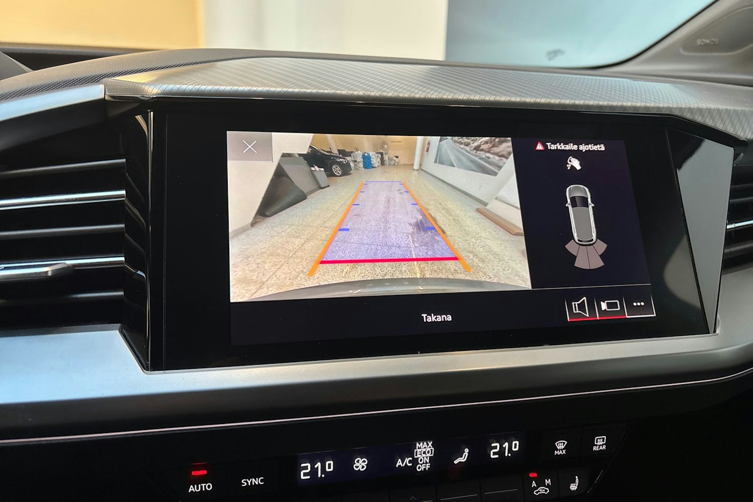 harmaa Audi Q4 e-tron 2022 kuva 23.