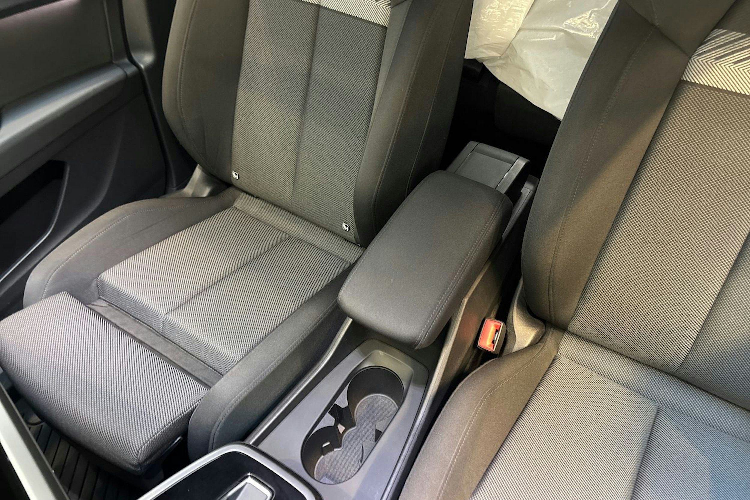 harmaa Audi Q4 e-tron 2022 kuva 27.