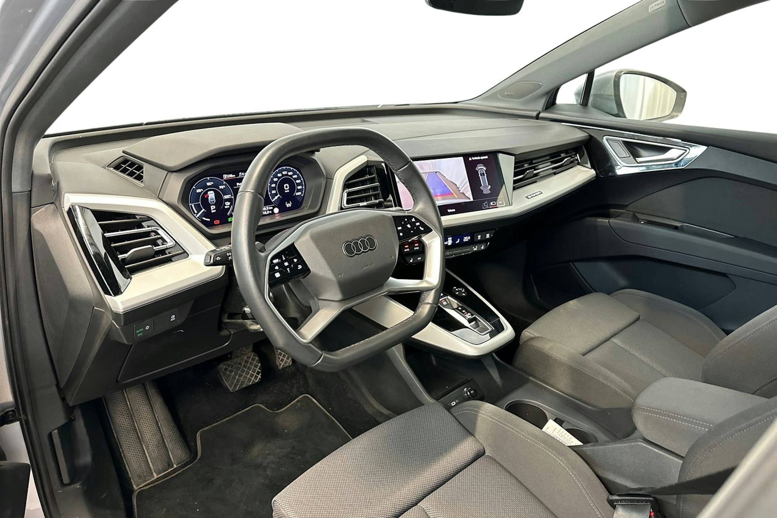 harmaa Audi Q4 e-tron 2022 kuva 3.