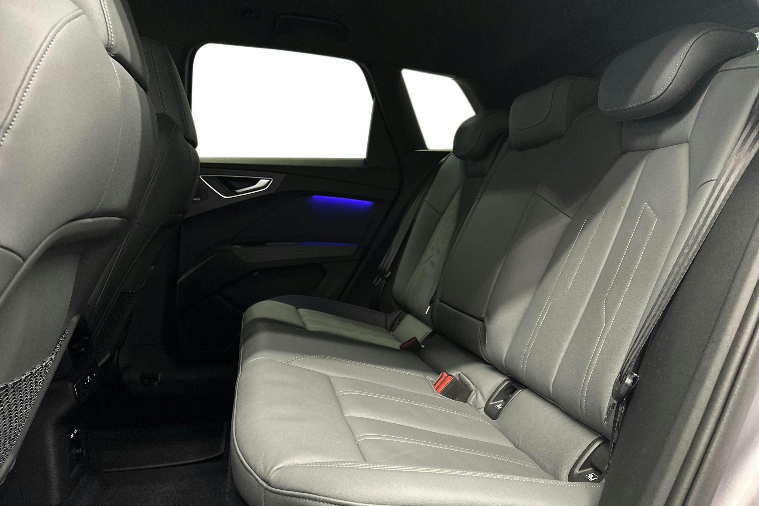 harmaa Audi Q4 e-tron 2022 kuva 8.