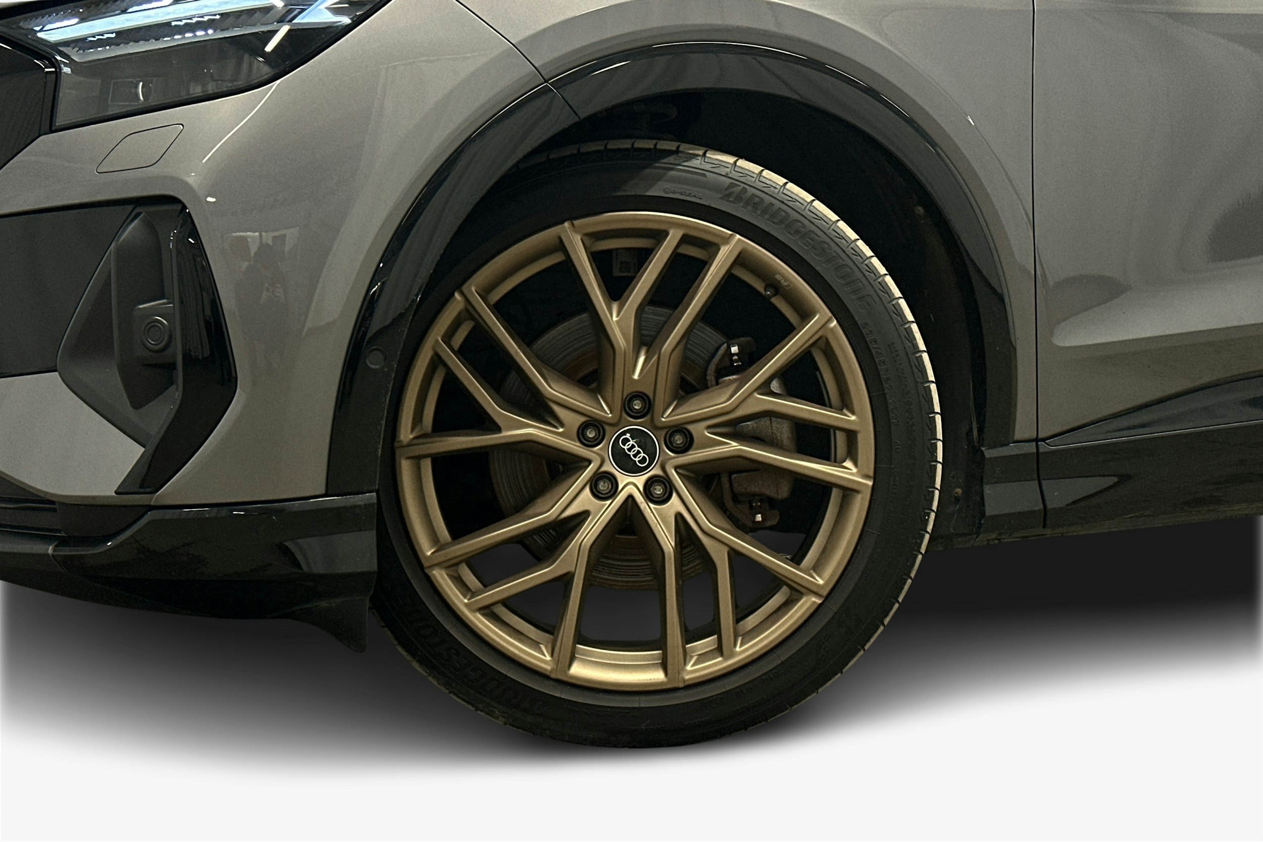 harmaa Audi Q4 e-tron 2022 kuva 9.