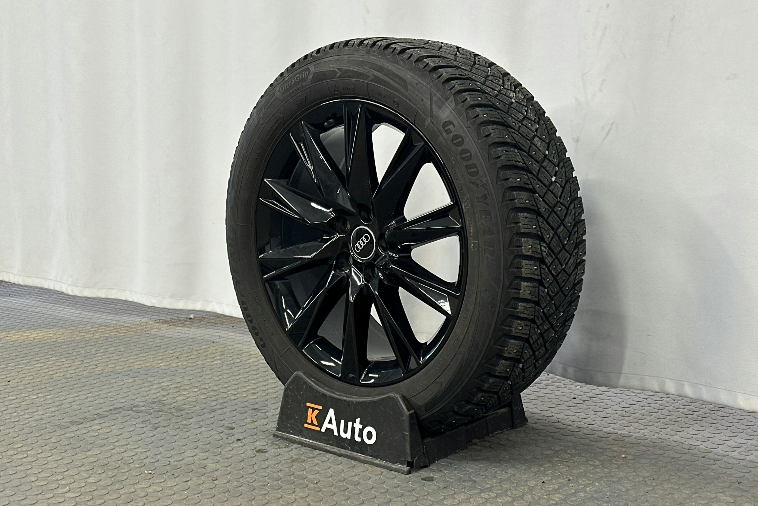 harmaa Audi Q4 e-tron 2022 kuva 10.