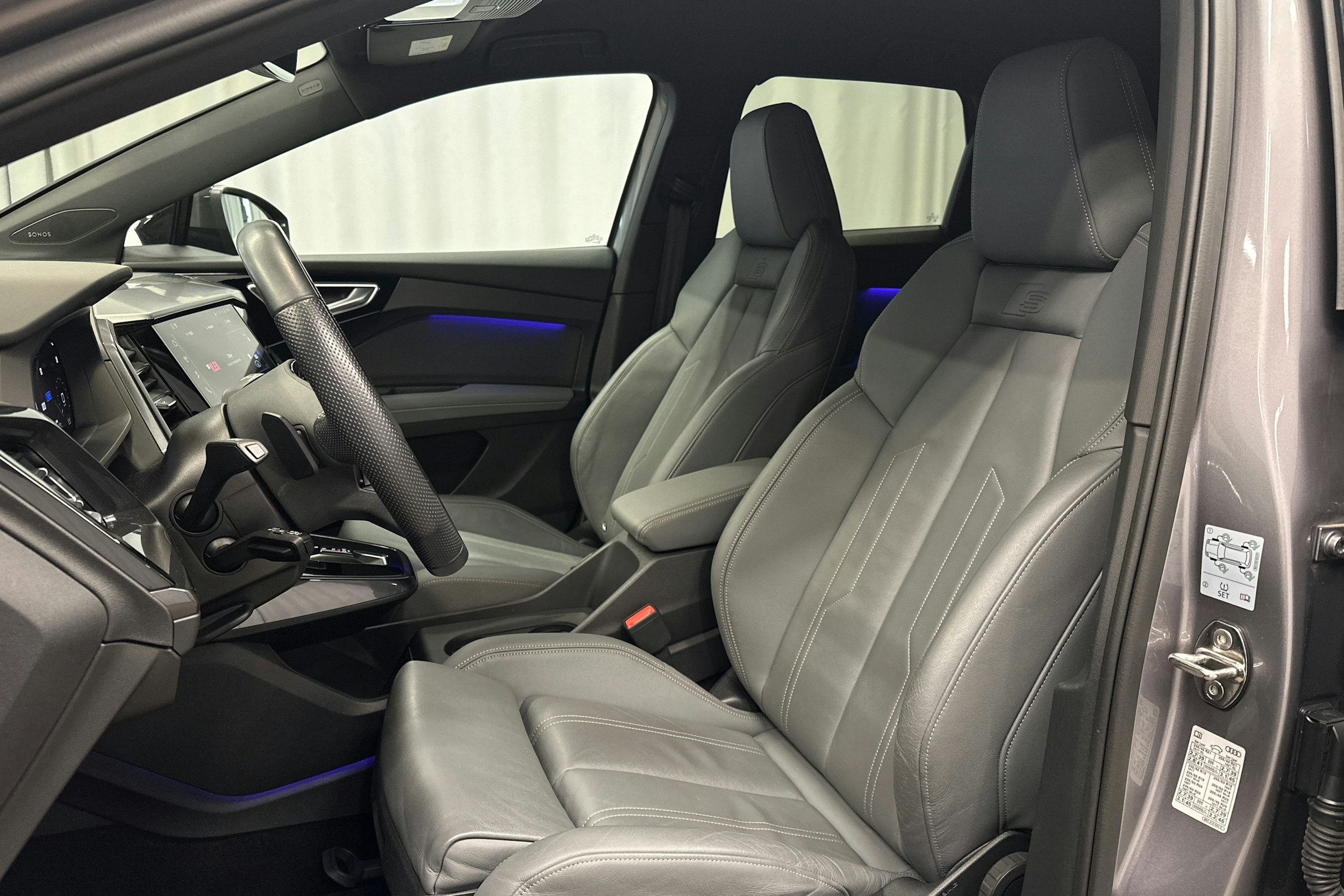 harmaa Audi Q4 e-tron 2022 kuva 14.