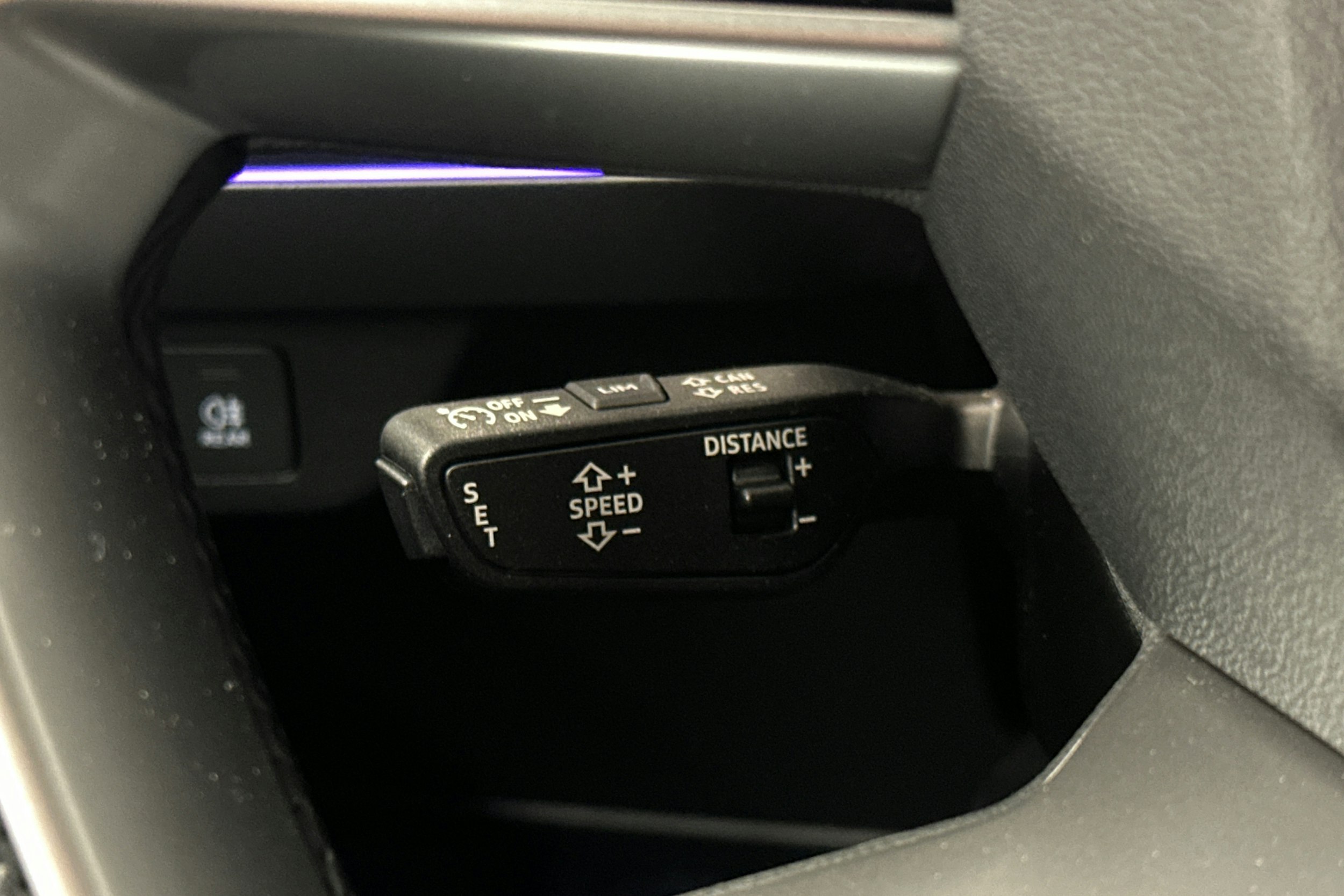 harmaa Audi Q4 e-tron 2022 kuva 18.