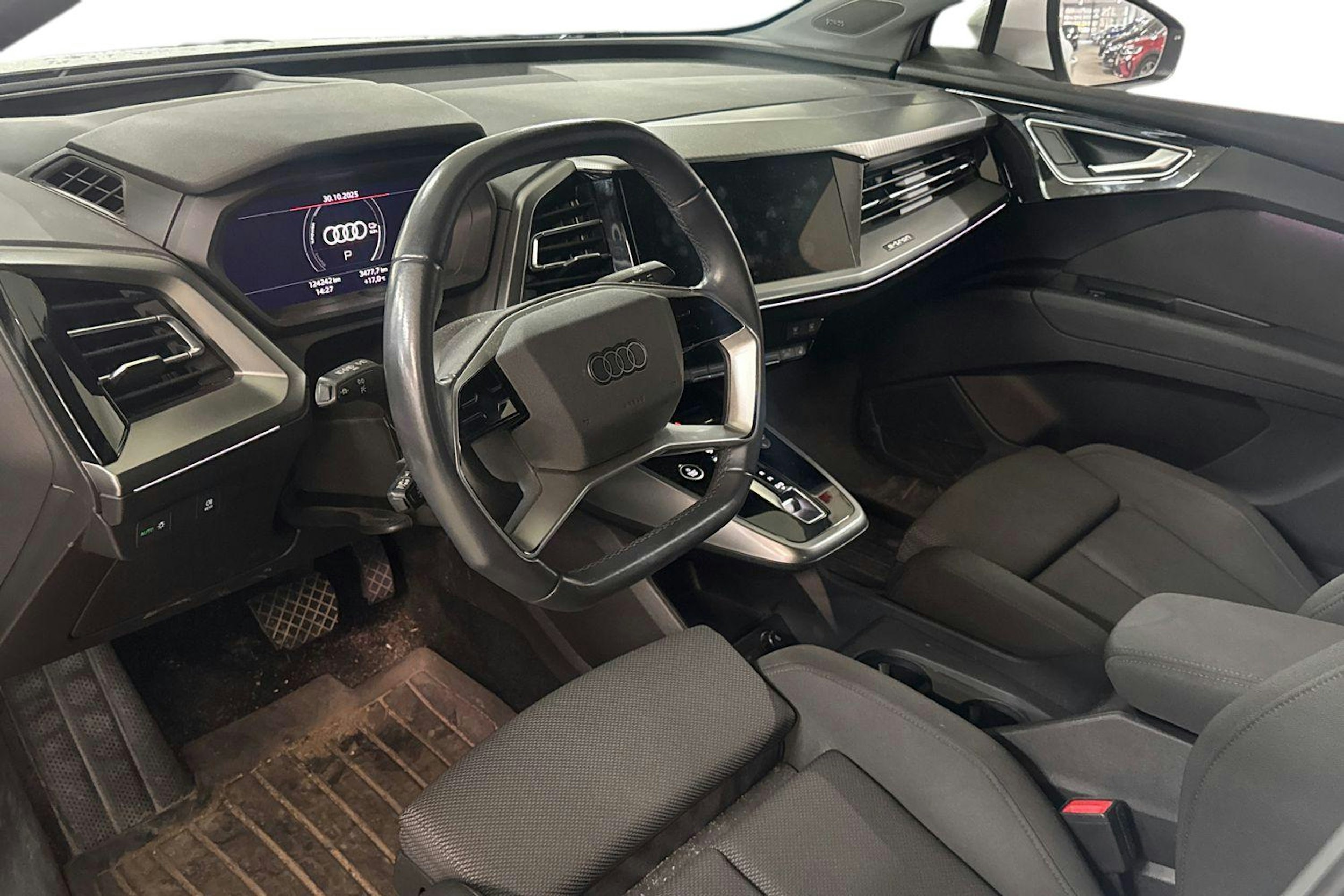 valkoinen Audi Q4 e-tron 2022 kuva 3.