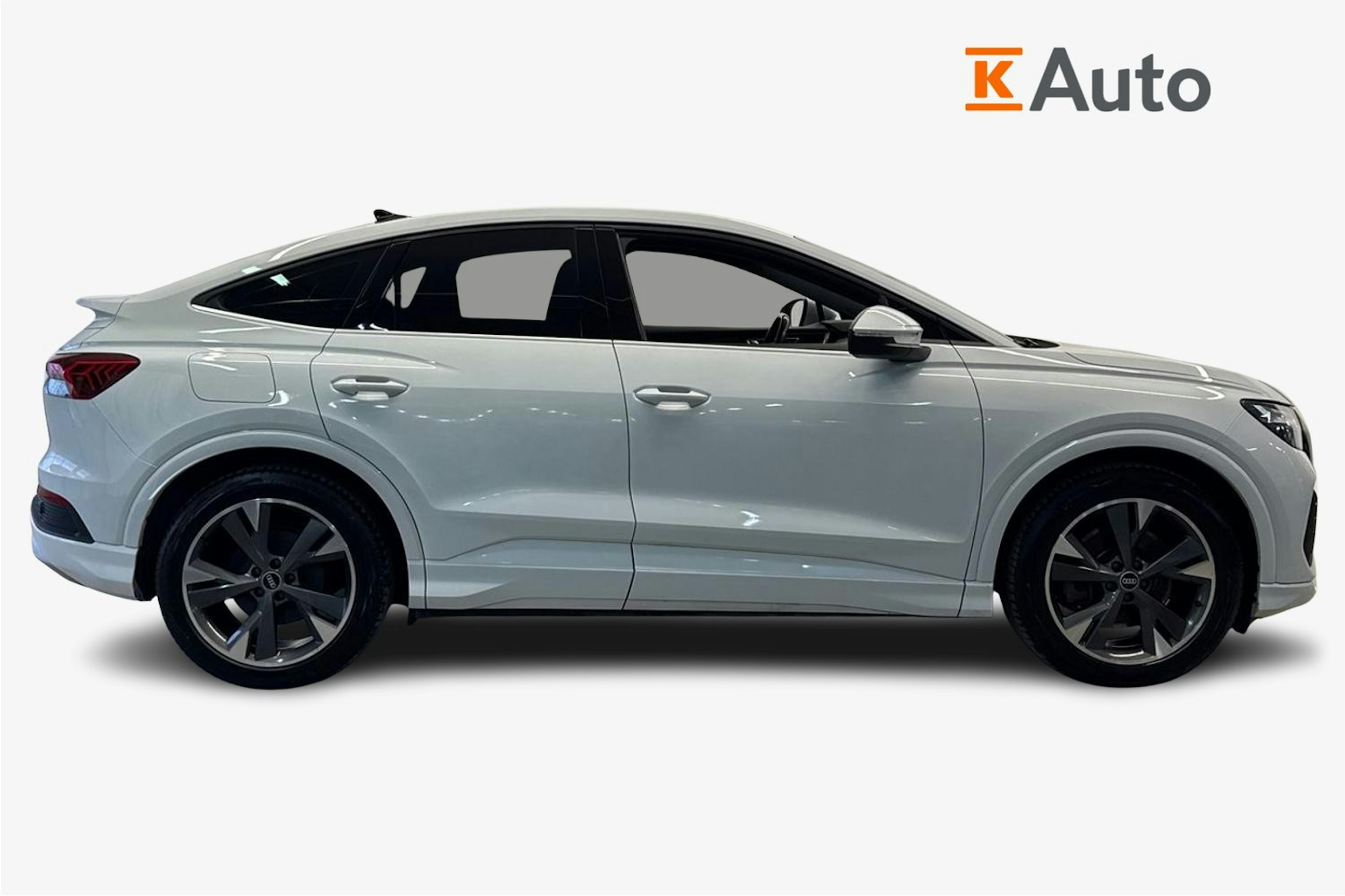 valkoinen Audi Q4 e-tron 2022 kuva 6.