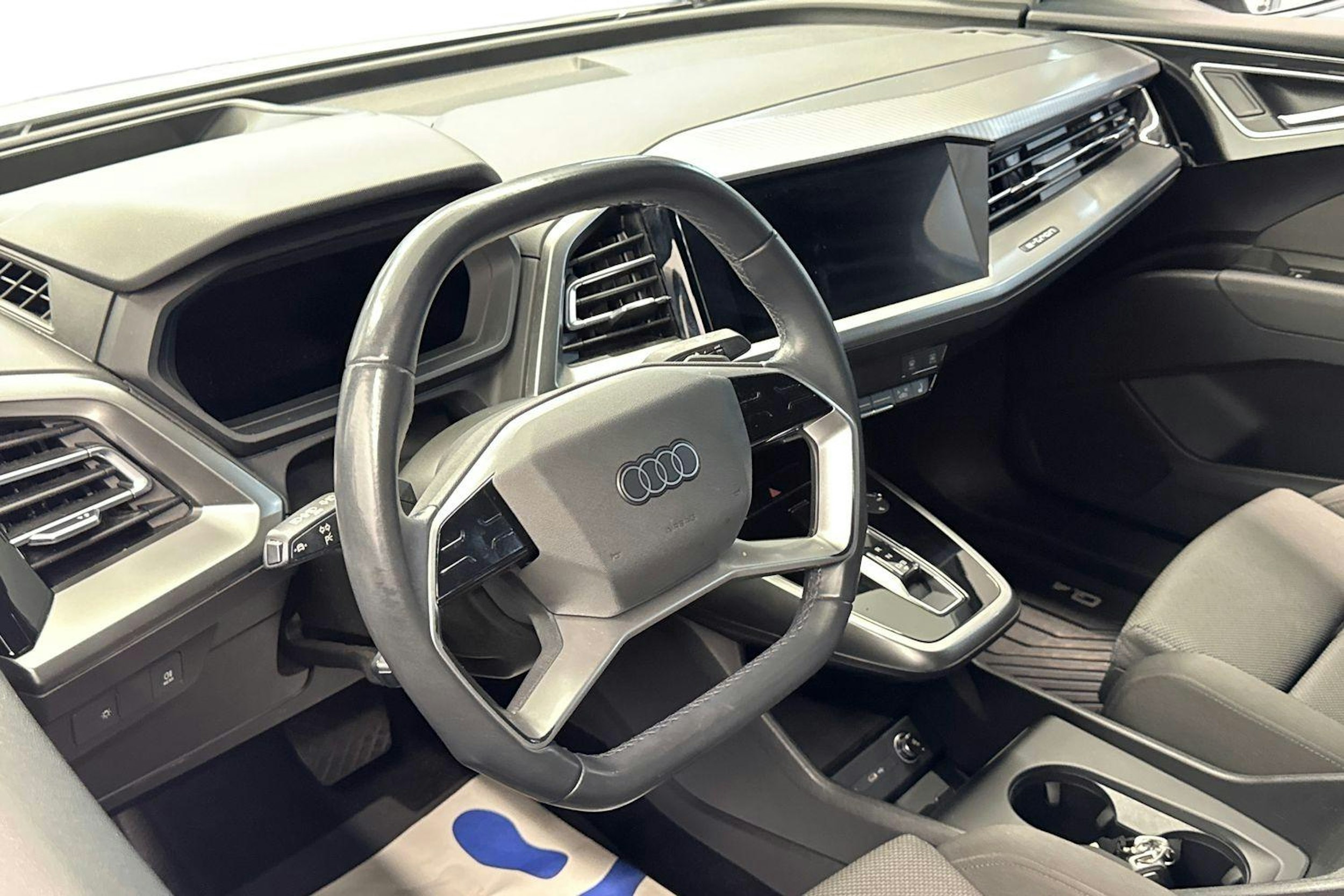 valkoinen Audi Q4 e-tron 2022 kuva 7.