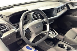 valkoinen Audi Q4 e-tron 2022 kuva 7.