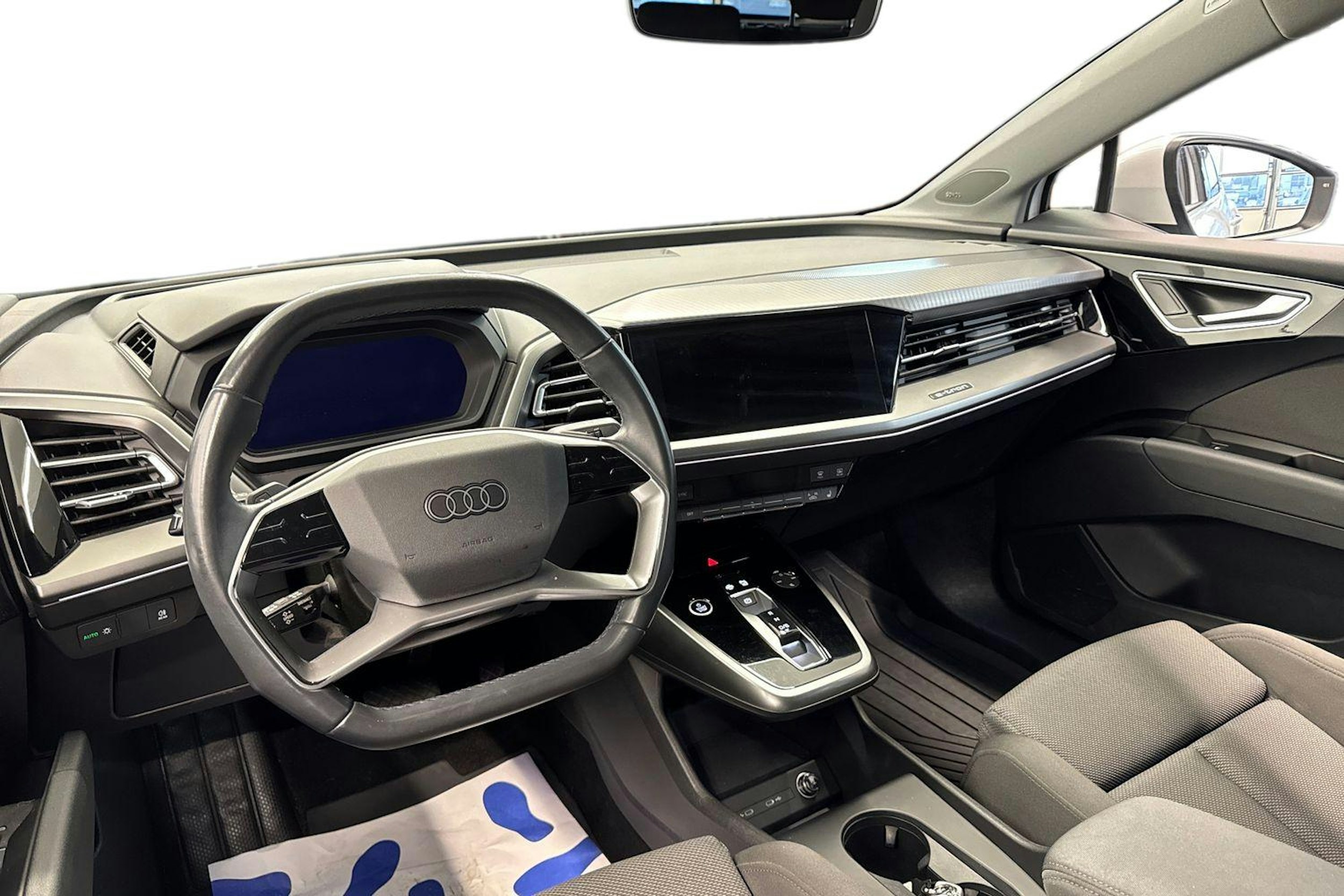 valkoinen Audi Q4 e-tron 2022 kuva 9.