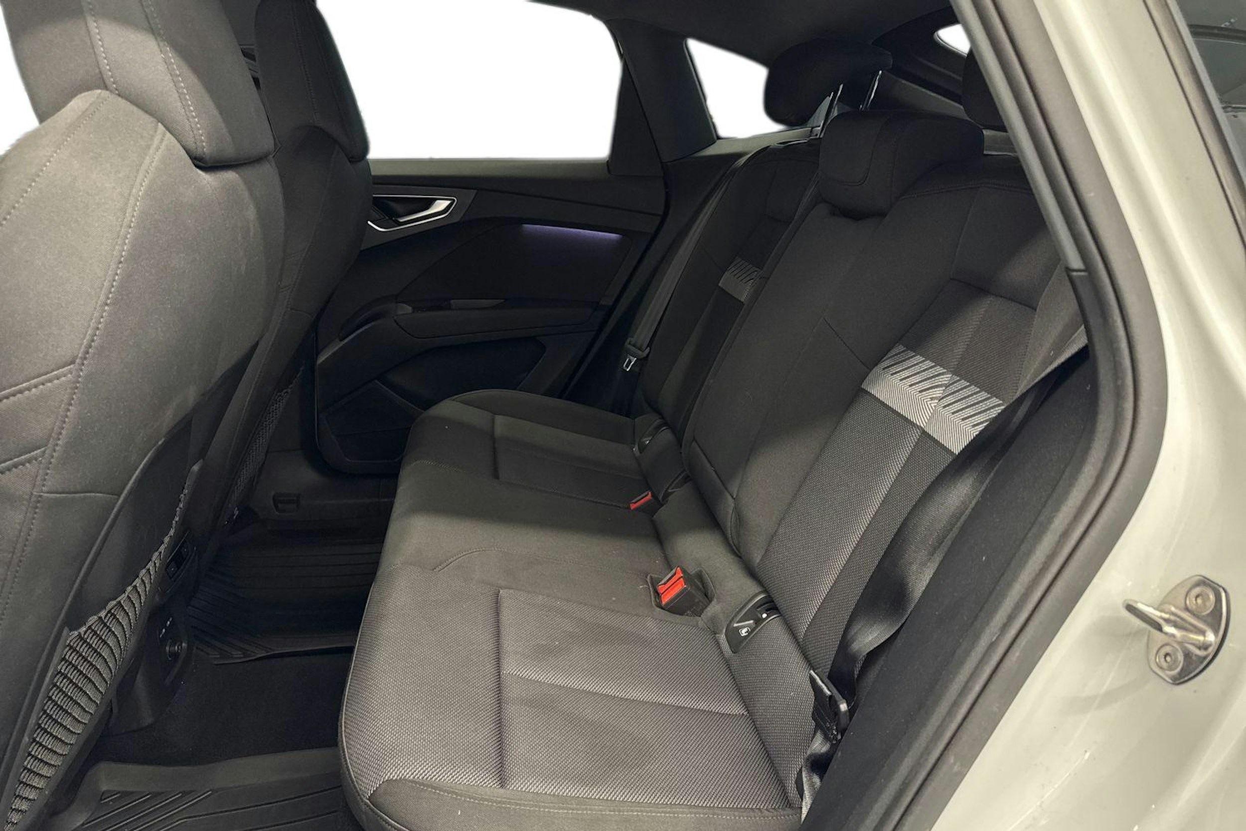 valkoinen Audi Q4 e-tron 2022 kuva 10.