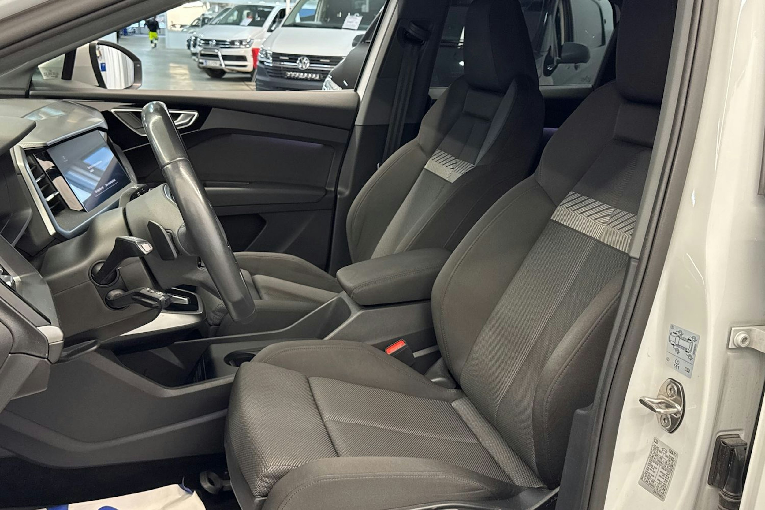 valkoinen Audi Q4 e-tron 2022 kuva 13.