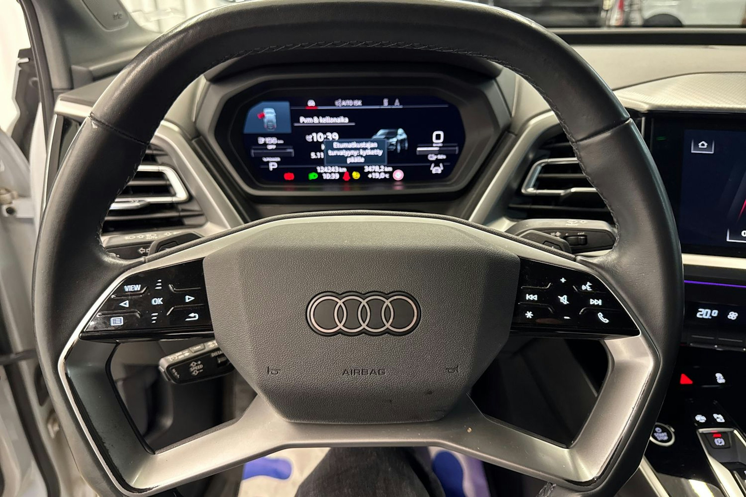 valkoinen Audi Q4 e-tron 2022 kuva 14.