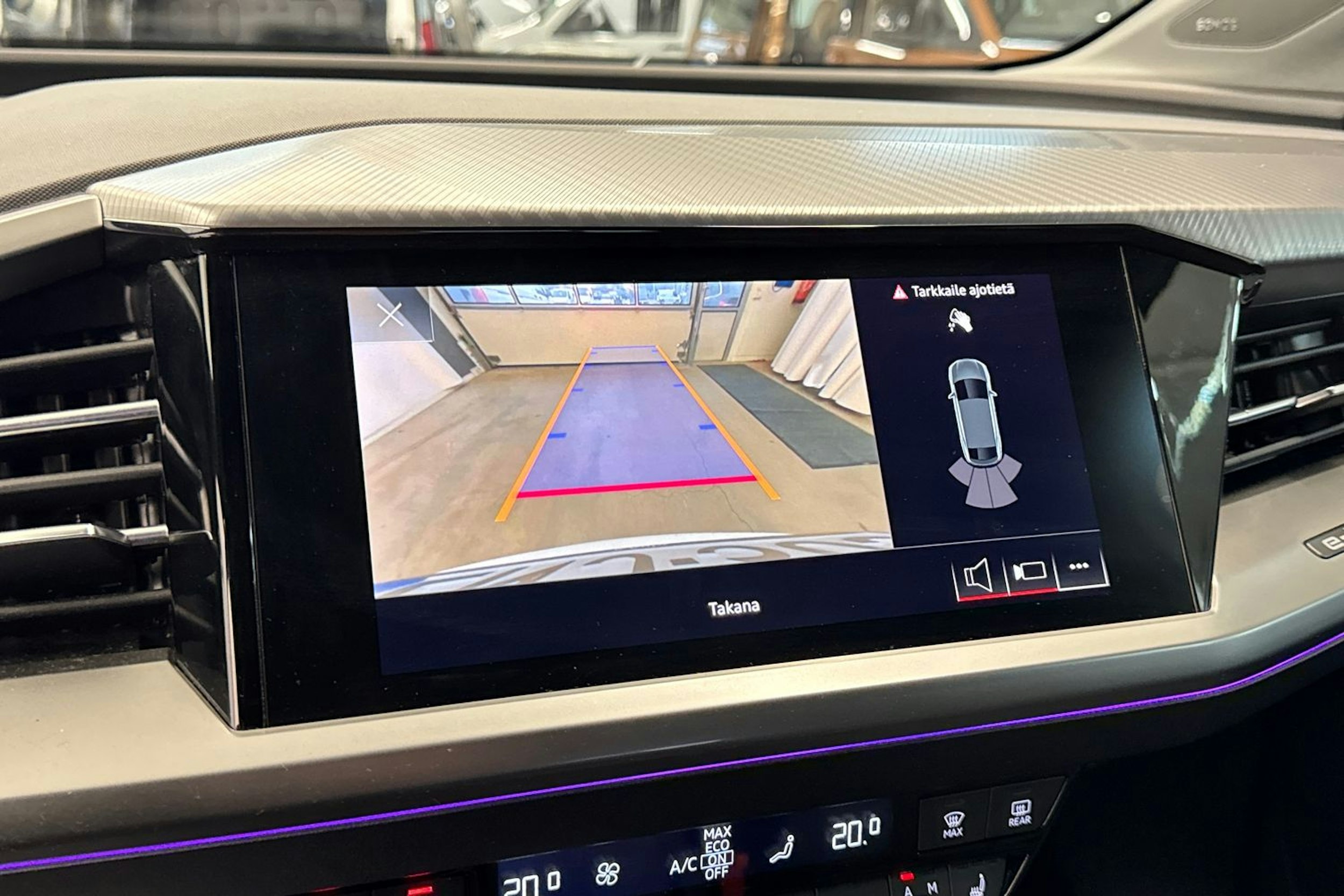 valkoinen Audi Q4 e-tron 2022 kuva 15.