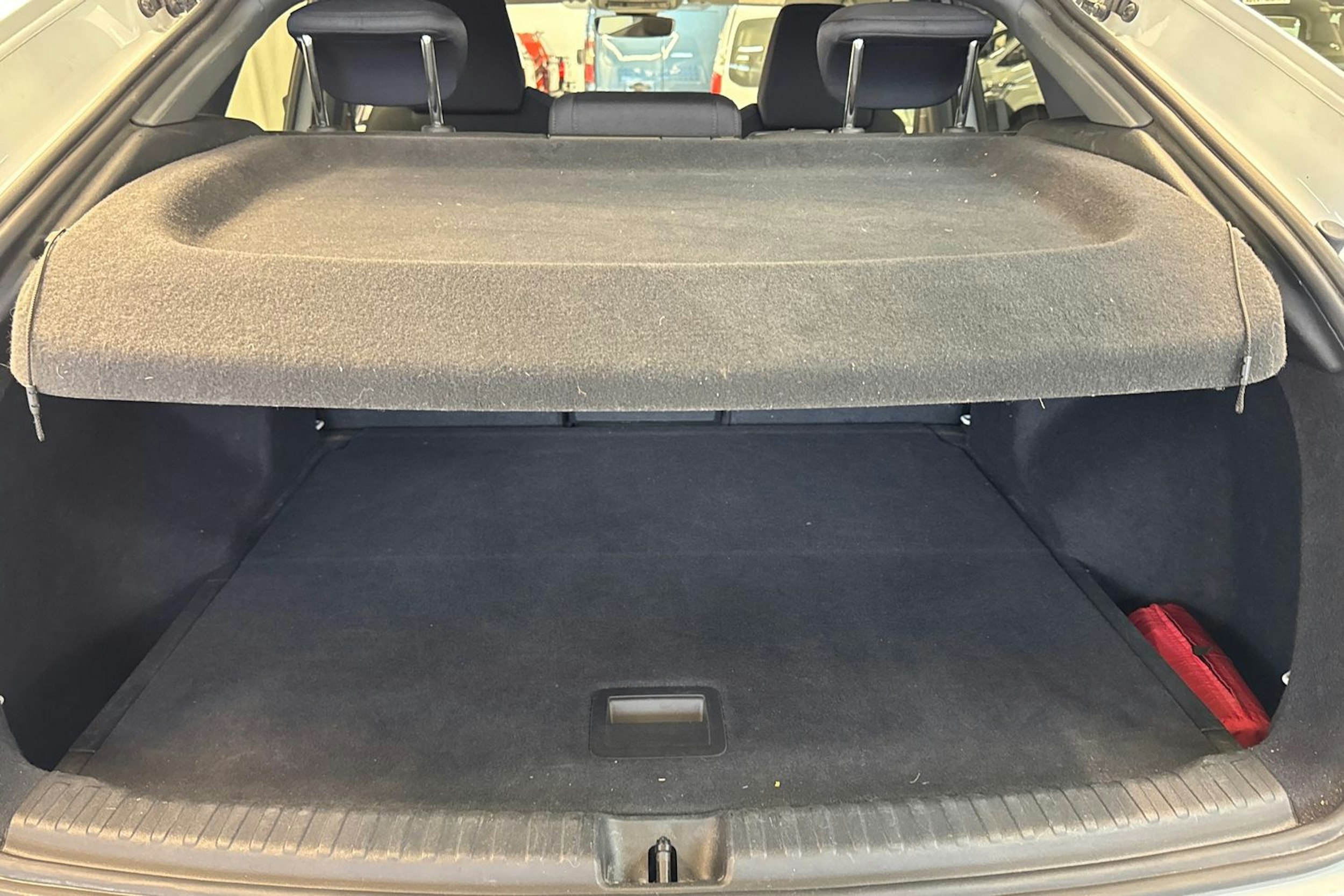 valkoinen Audi Q4 e-tron 2022 kuva 16.