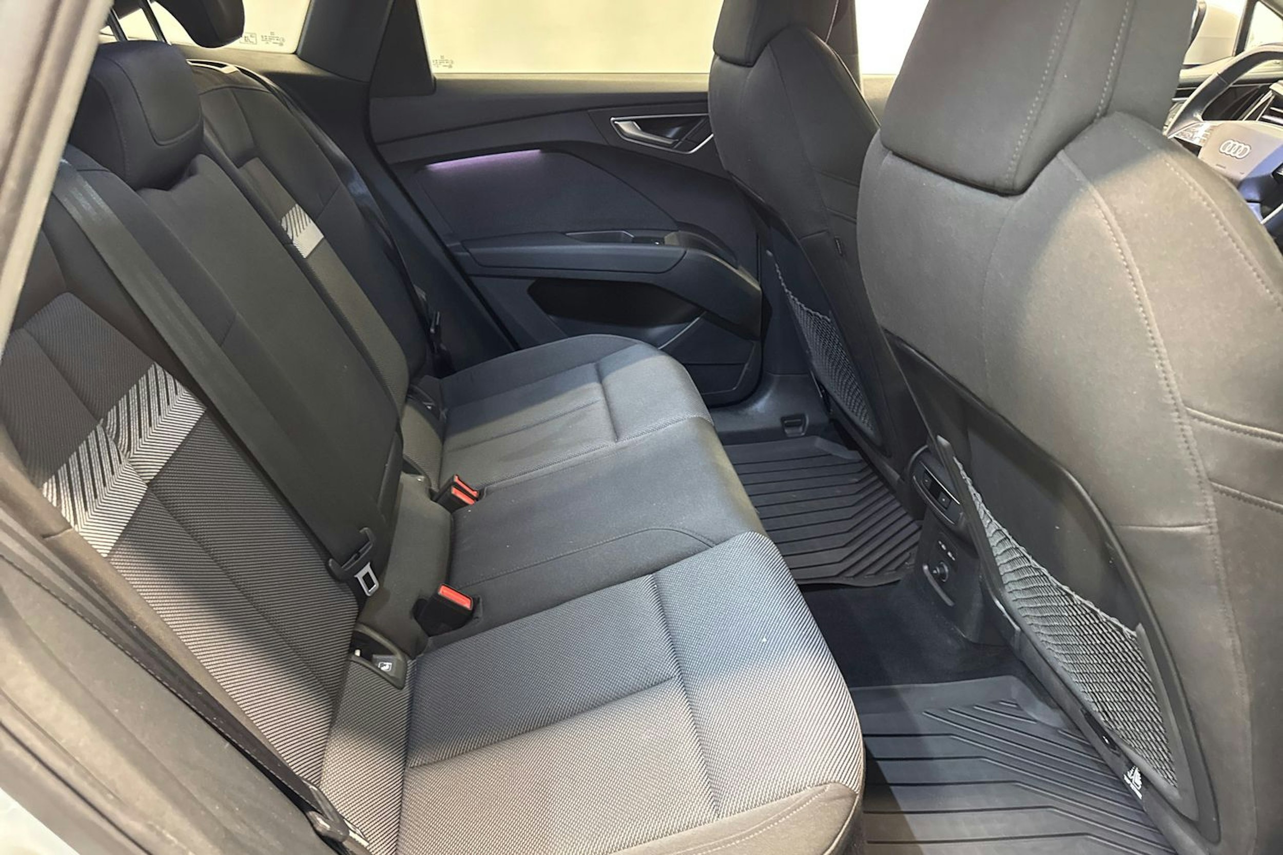 valkoinen Audi Q4 e-tron 2022 kuva 17.