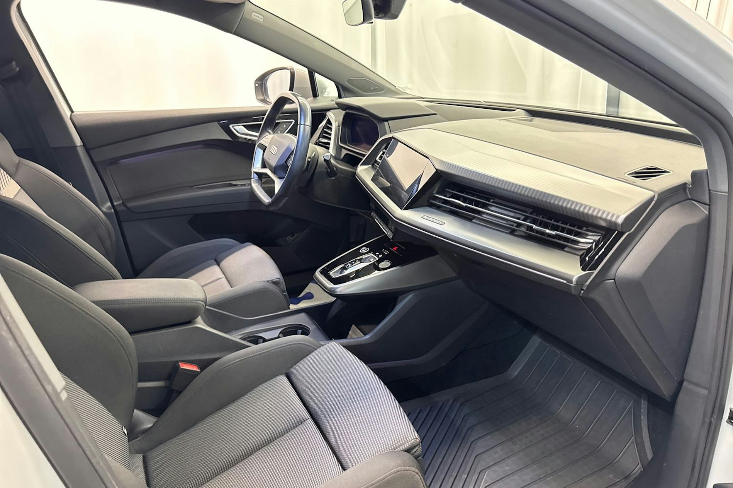 valkoinen Audi Q4 e-tron 2022 kuva 18.
