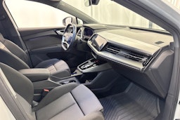 valkoinen Audi Q4 e-tron 2022 kuva 18.