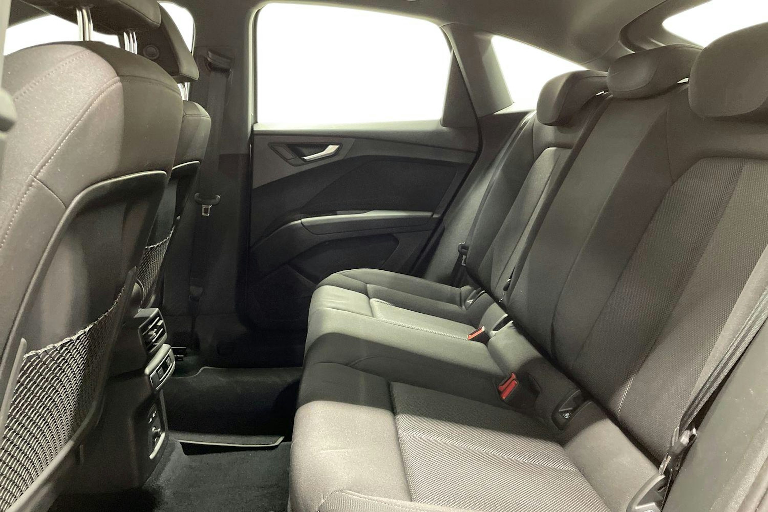 harmaa Audi Q4 e-tron 2022 kuva 10.