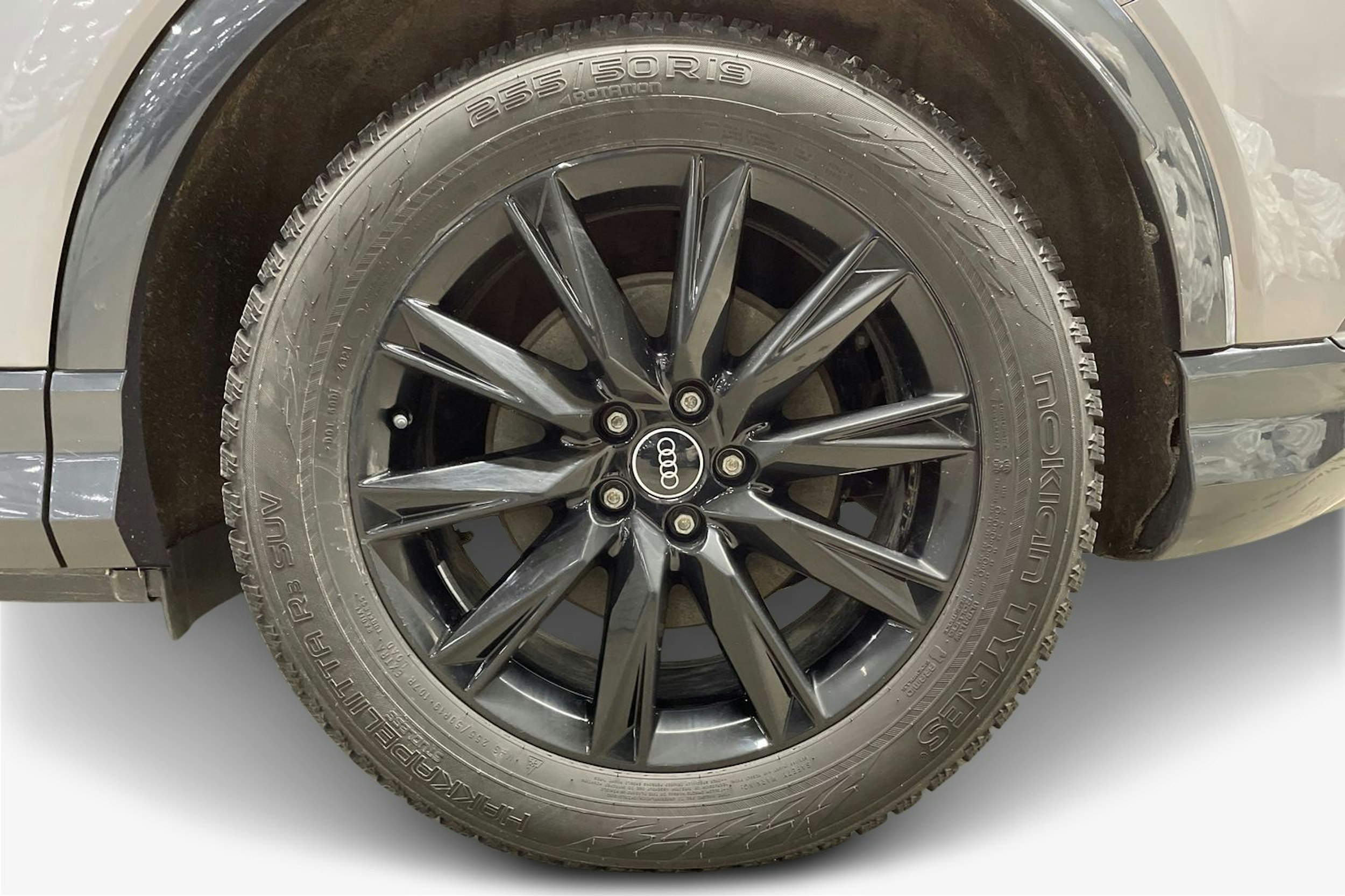 harmaa Audi Q4 e-tron 2022 kuva 11.