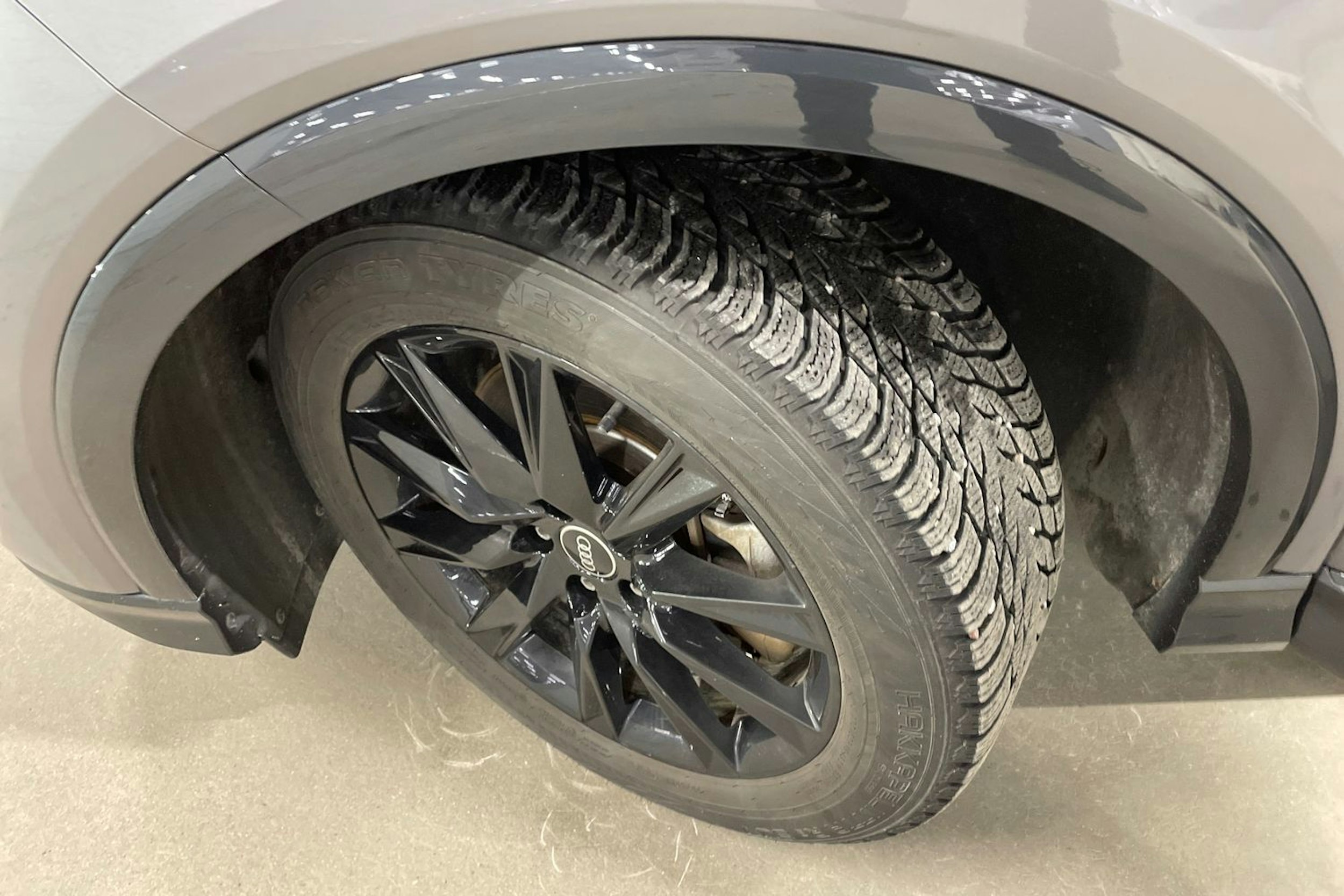 harmaa Audi Q4 e-tron 2022 kuva 13.